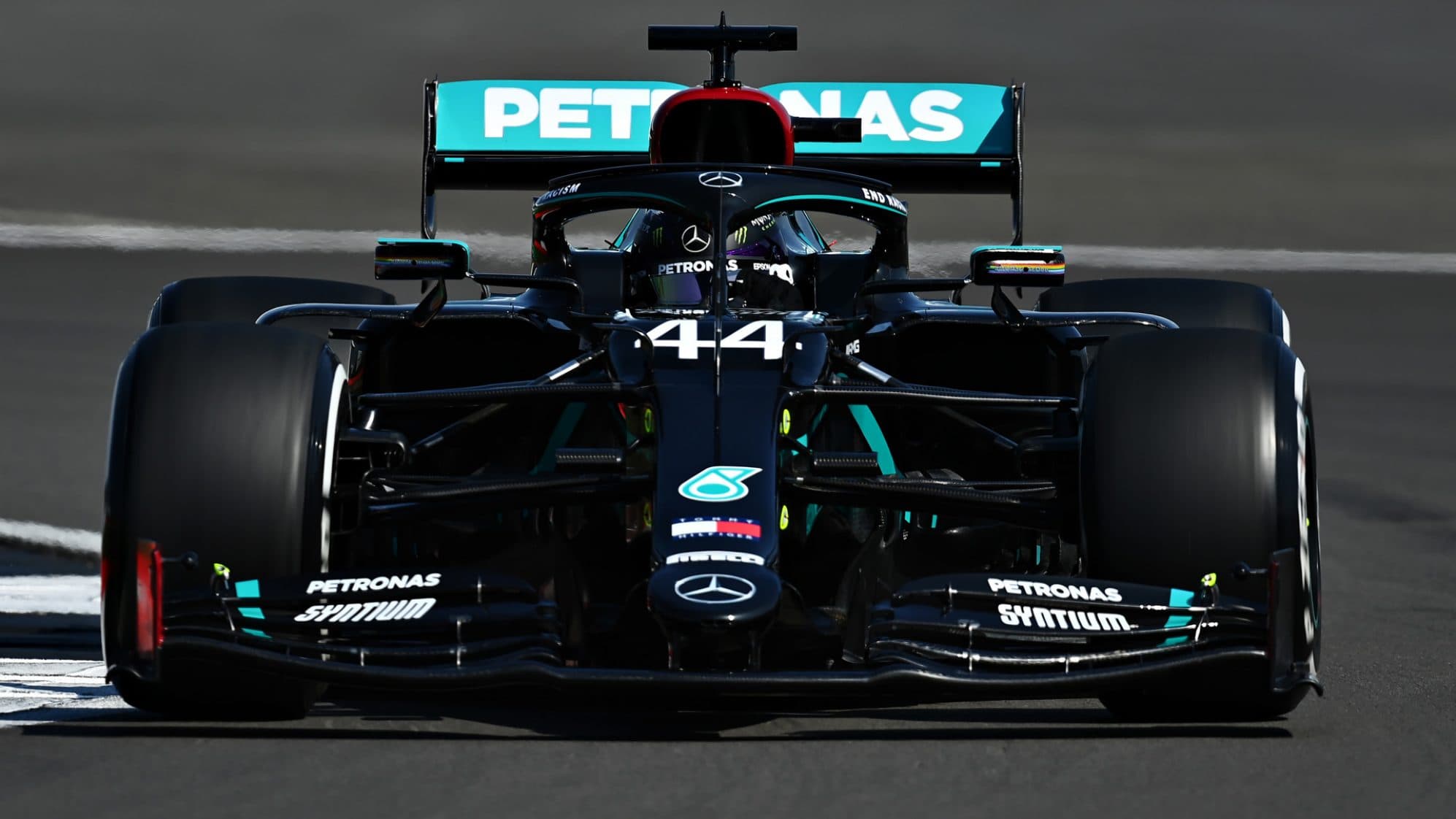 Hamilton: Zakaz party mode ma spowolnić Mercedesa  