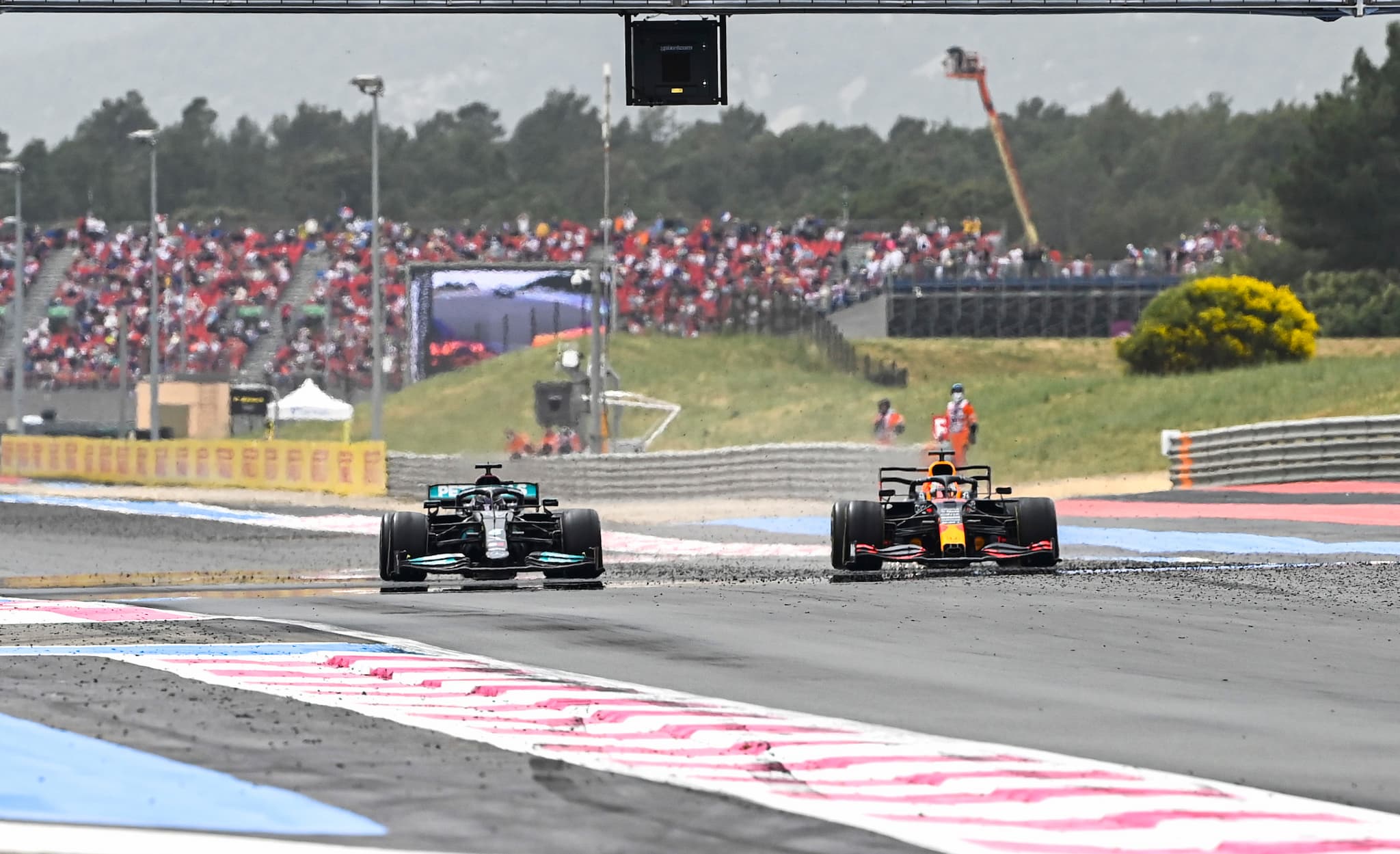 Hamilton odniósł się do słów Rosberga o byciu miękkim w walce