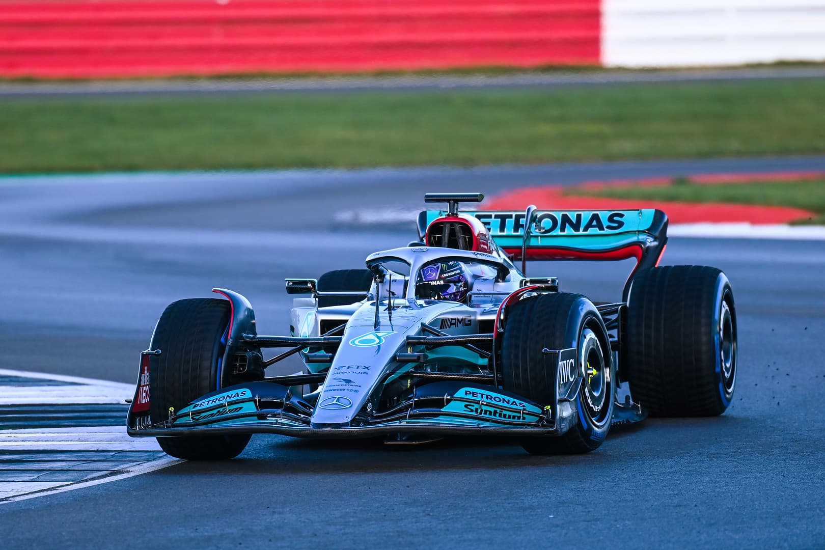 Galeria: Mercedes W13 zaliczył debiut na torze