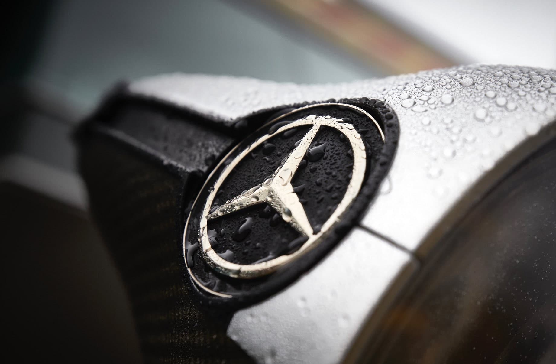 Pracownik Mercedesa z koronawirusem