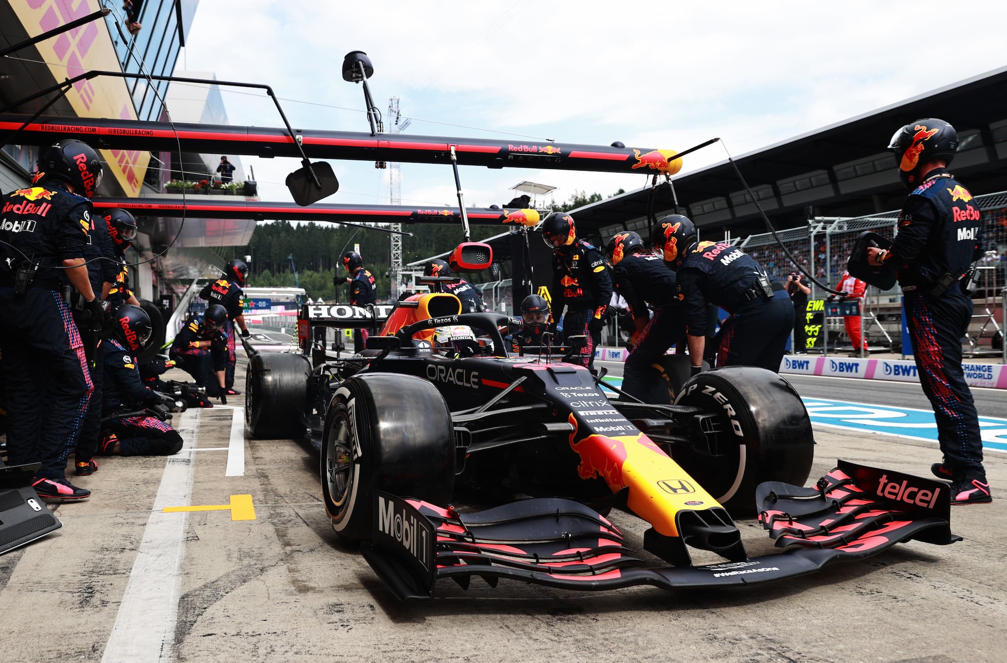 Verstappen znów miał nacięcie na oponie