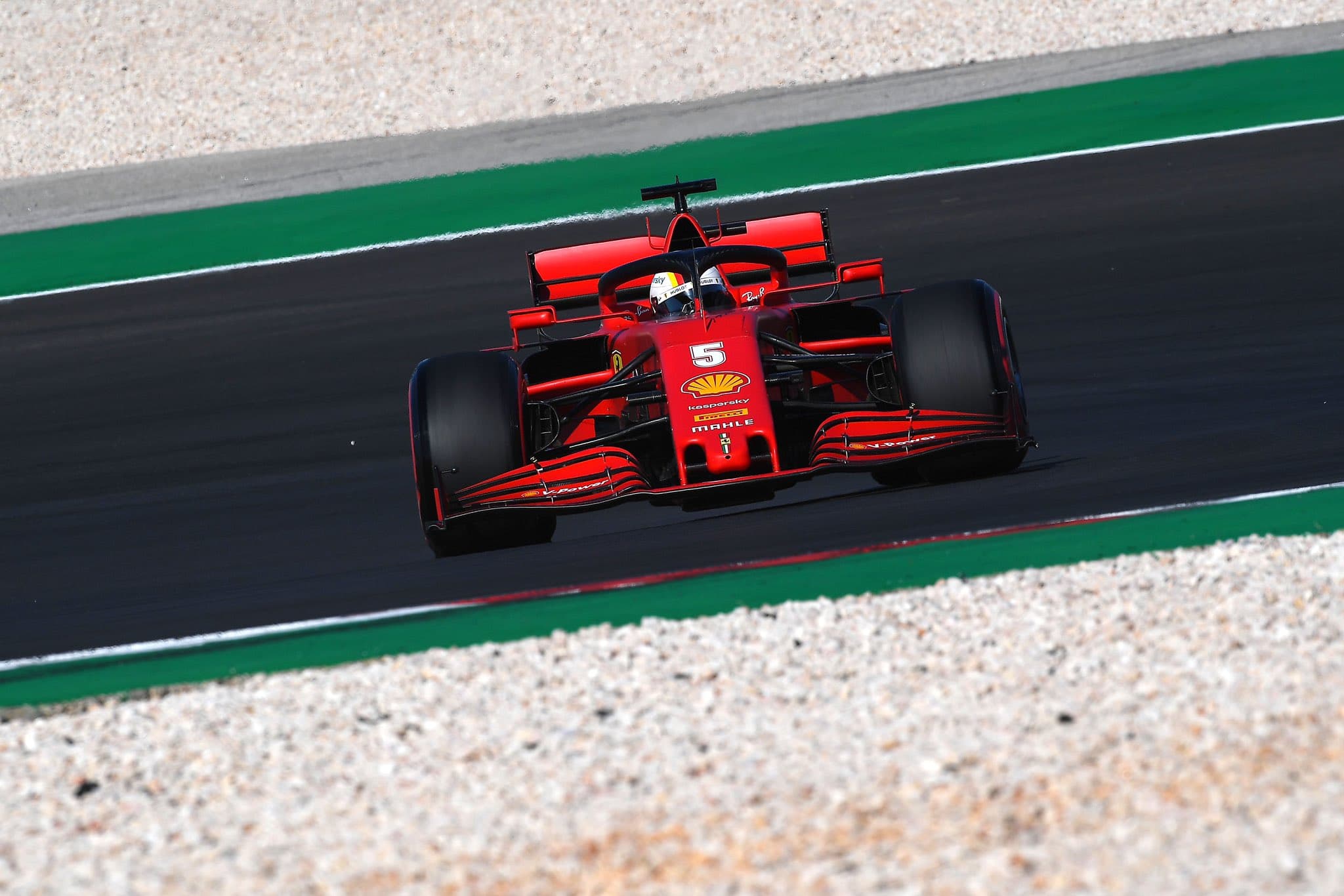 Vettel stwierdził, że Leclerc jeździ w innej lidze