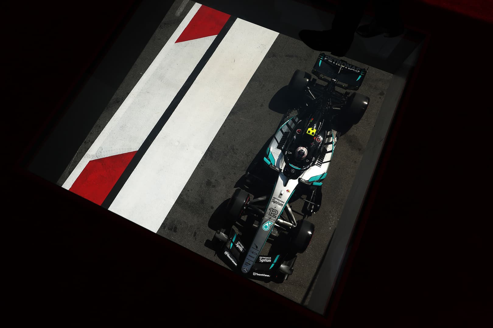 Piastri poskładany na trytytki i kraksa Lindblada. Mercedesy wyraźnie z przodu w Baku | F1