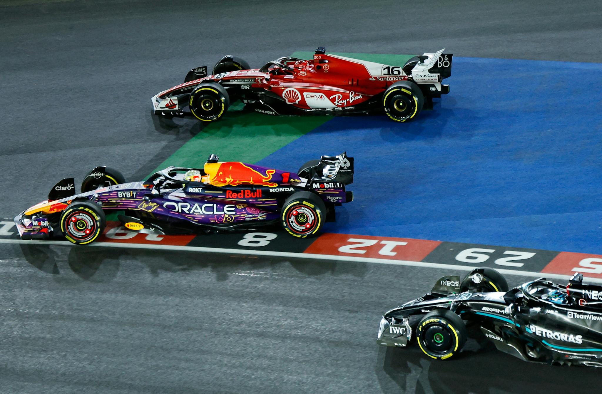 Verstappen najlepszy, Leclerc wyrwał P2 Perezowi. Dużo emocji w Vegas (wyniki wyścigu)