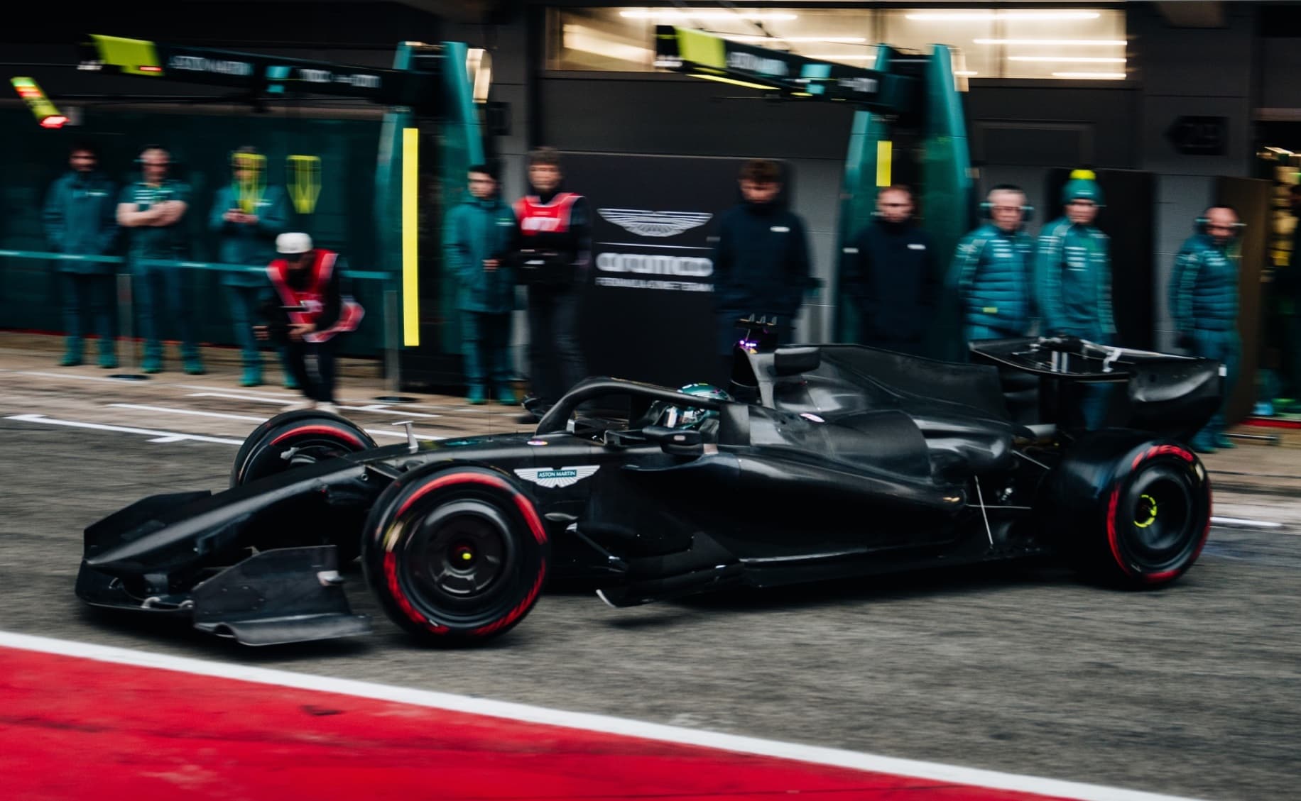 Nowy Aston Martin rozpoczął testy F1 i... zatrzymał się. Ciekawe rozwiązania Neweya