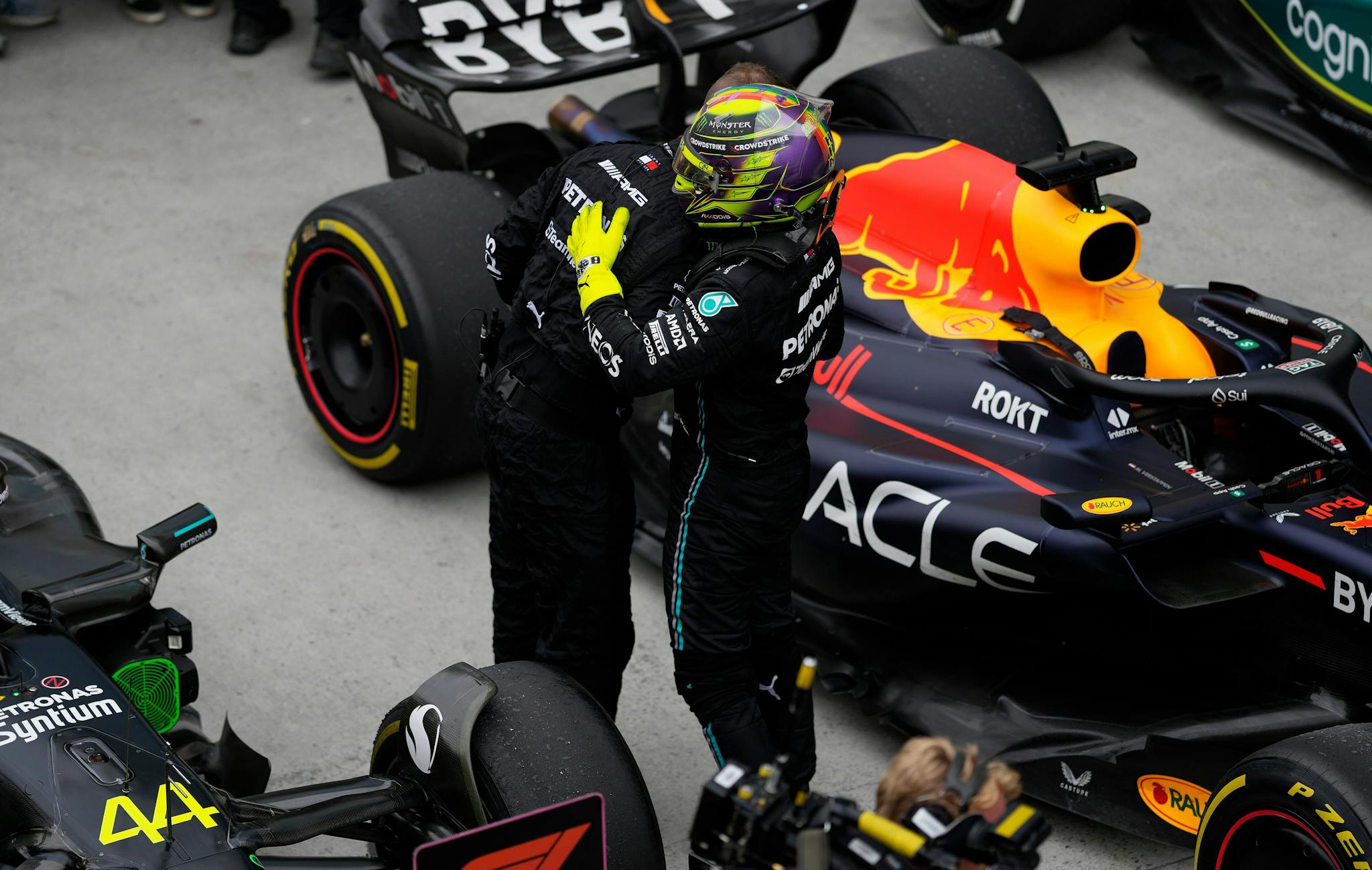Hamilton sugeruje, że Mercedes powinien iść ścieżką Red Bulla