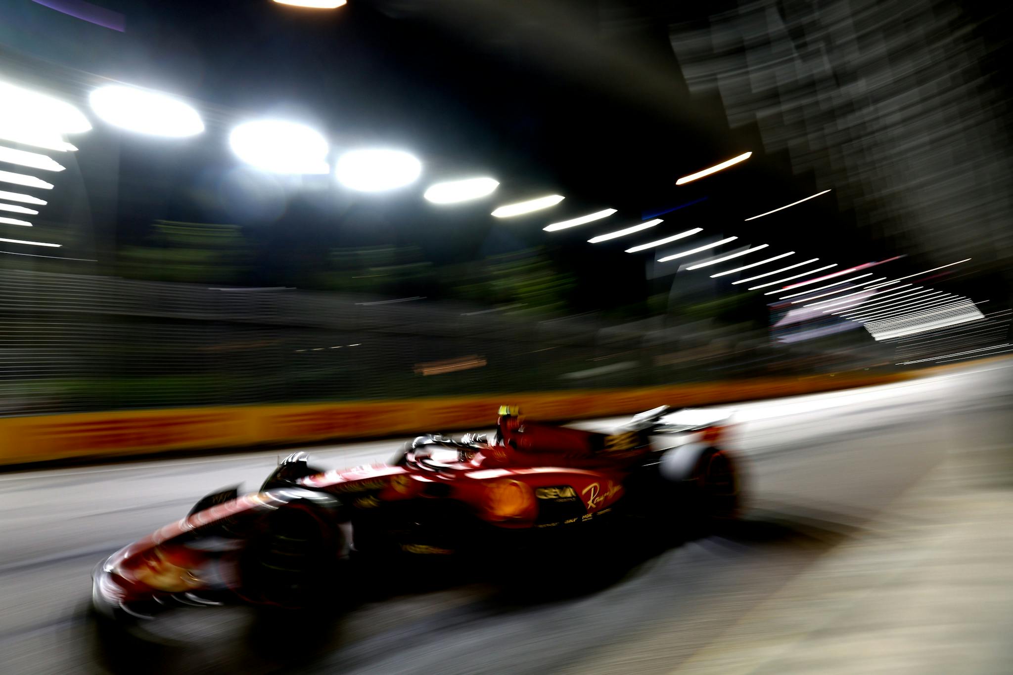 FP2: Przeciętne tempo Red Bulli, świetne Ferrari i usterka Albona
