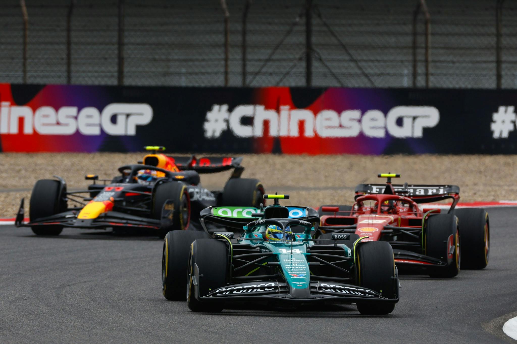 Alonso i Sainz wezwani do sędziów po kolizji w sprincie F1 w Chinach