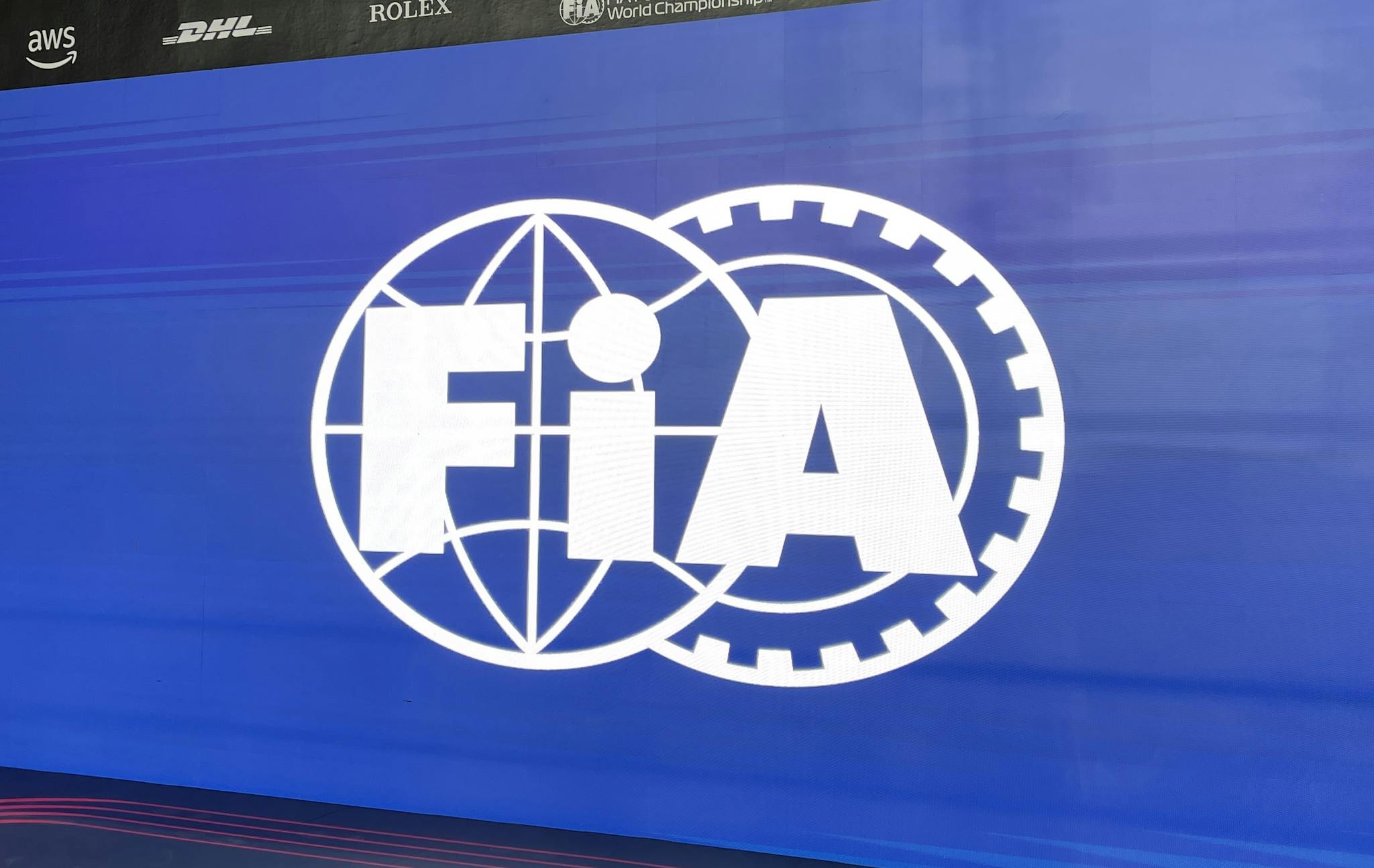 FIA wymusi jazdę na 3 pit stopy w GP Kataru (aktualizacja)