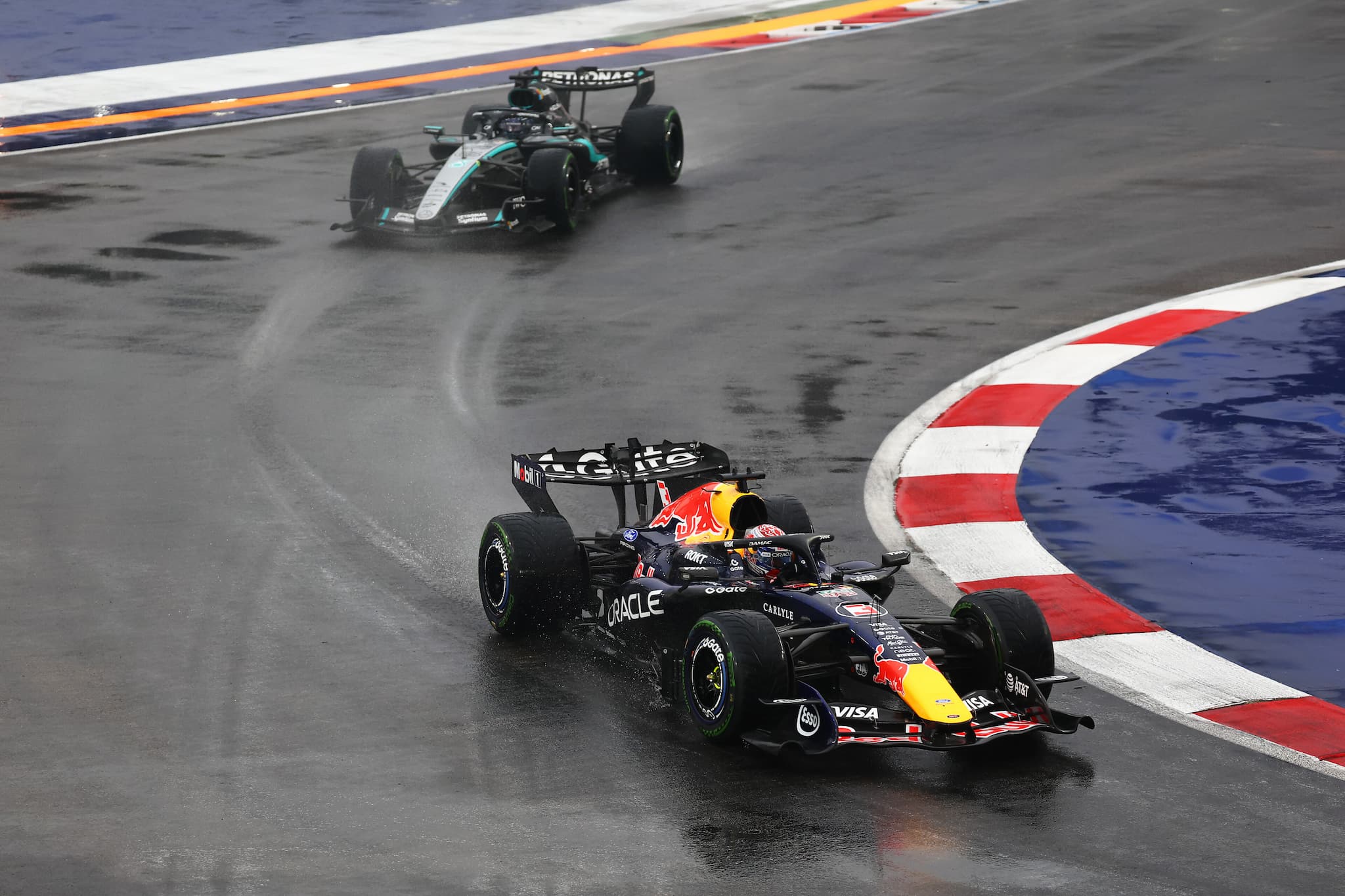 Kraksa Russella, kolizja McLarenów i jazda pod prąd. Verstappen wygrał sprint F1 w Singapurze