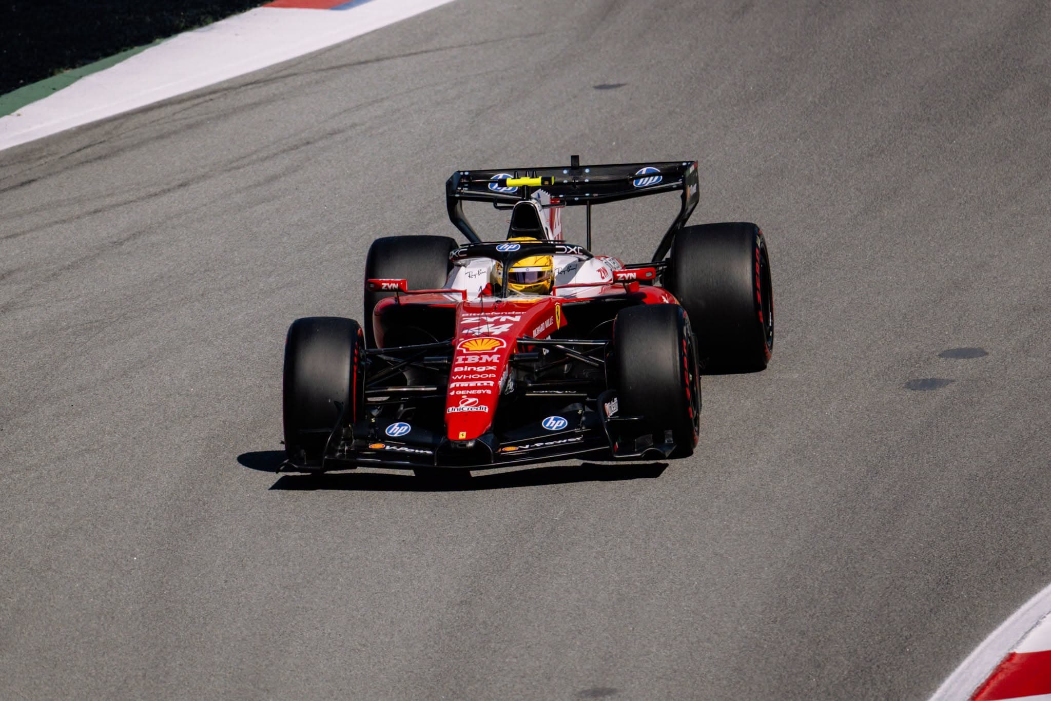 Wypadki Hamiltona i Bearmana, przerwany trening F1. Antonelli najszybszy