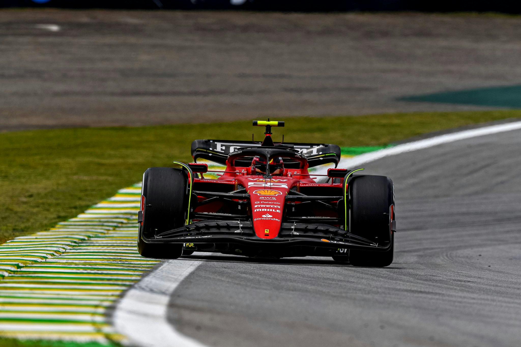 FP1: Dwa Ferrari na czele, kontakt Norrisa i Hulkenberga