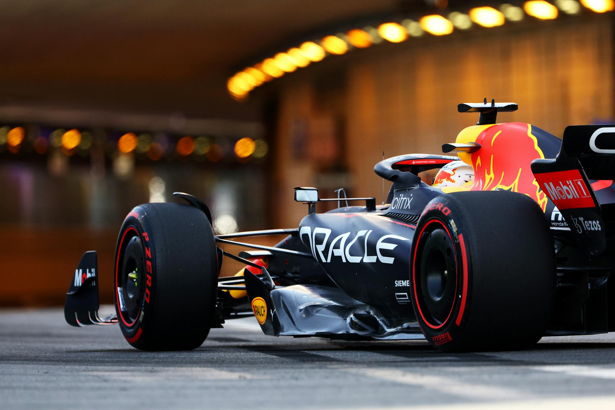 FIA zareagowała na problemy z paliwem Verstappena i Astonów
