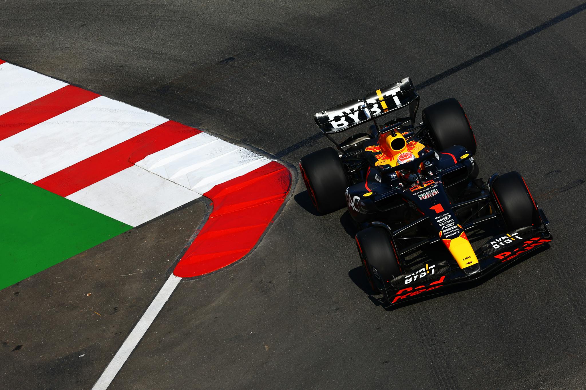 FP3: Verstappen na czele, kraksa Hamiltona i problemy Leclerca