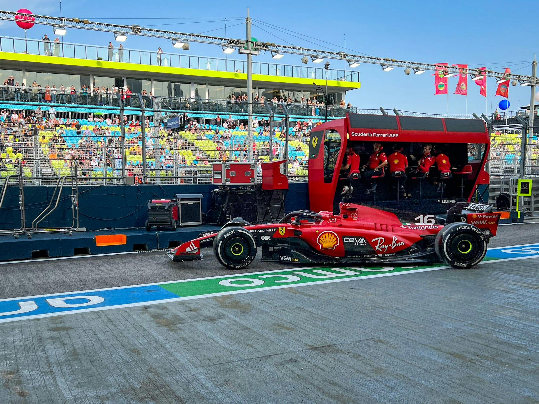 FP1: Dwa Ferrari na czele spokojnego treningu, powrót Godzilli 