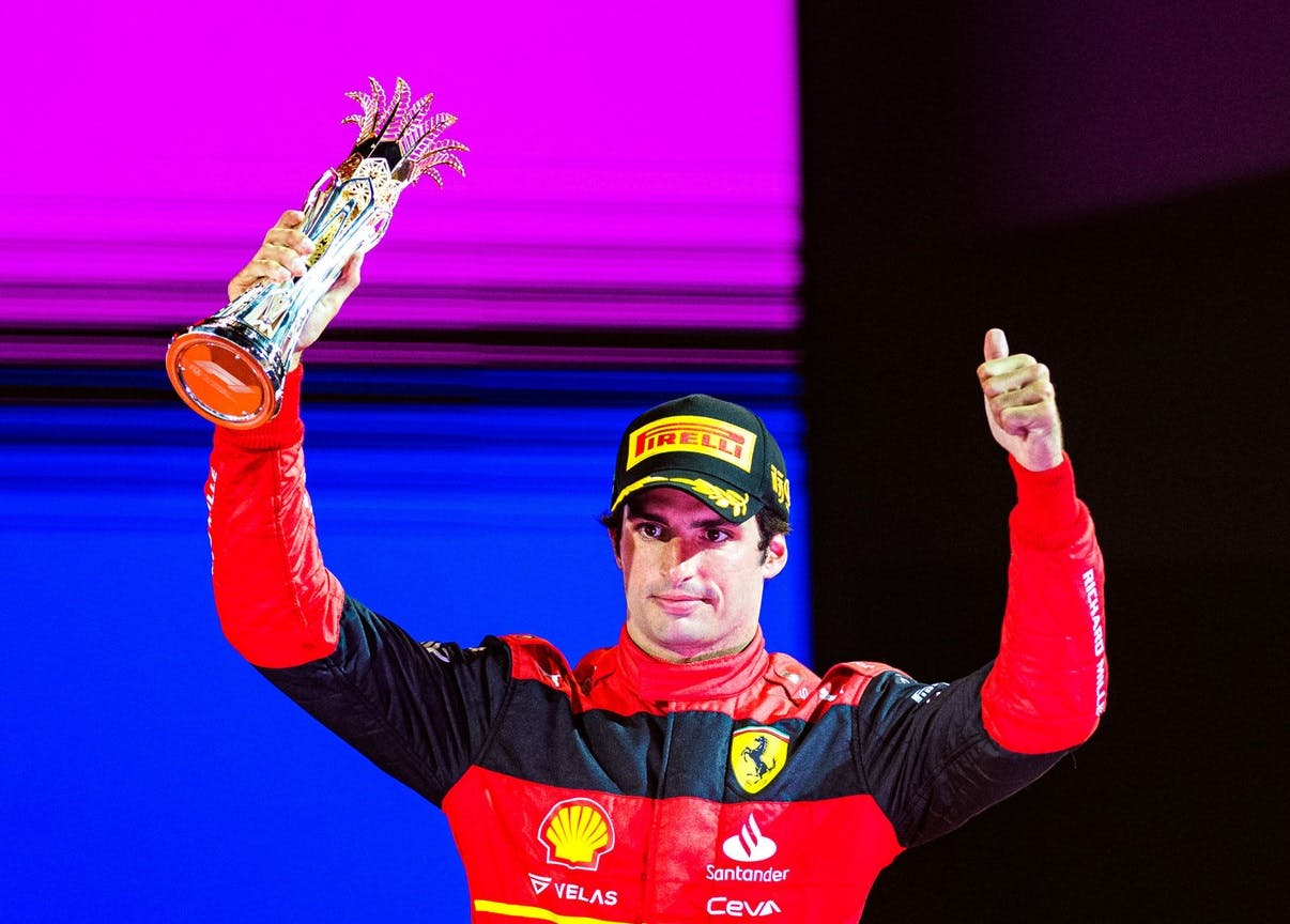 Carlos Sainz zostaje w Ferrari na dłużej