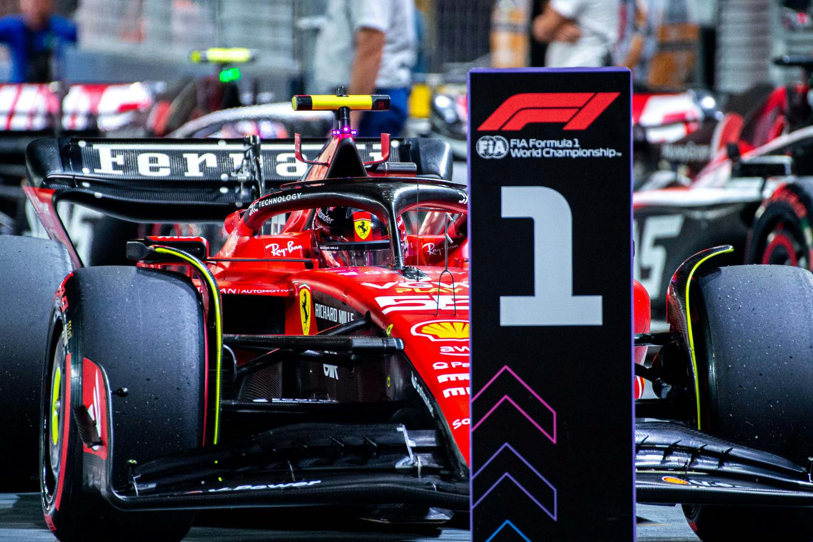 Koniec passy Red Bulla! Sainz wygrał świetne GP Singapuru (wyniki wyścigu)