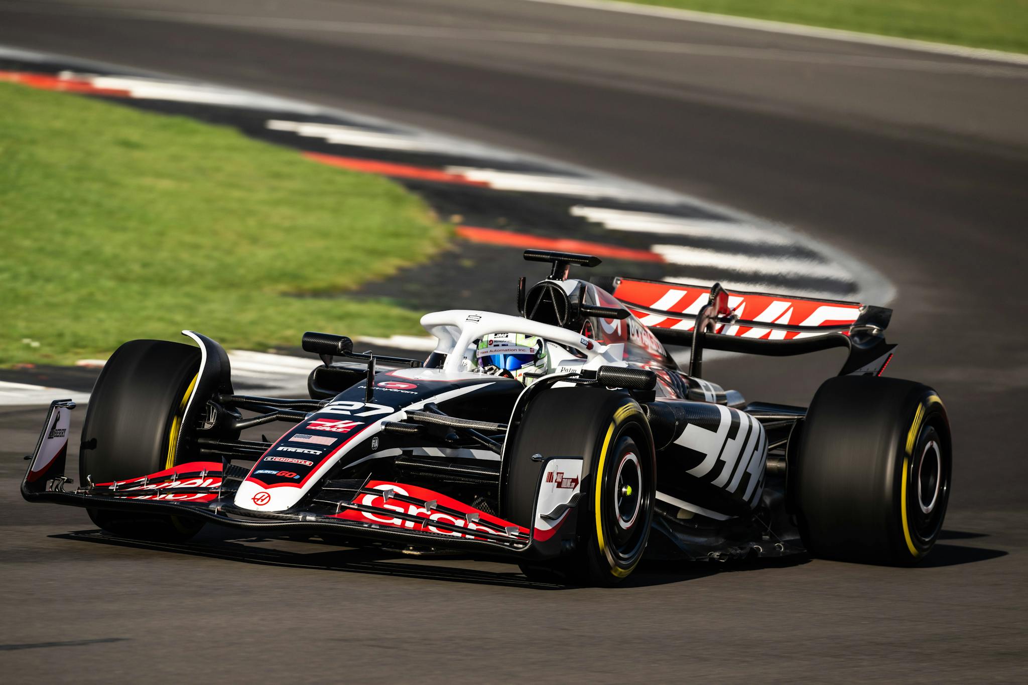 Haas pokazał zdjęcia nowego bolidu F1 na torze (GALERIA)