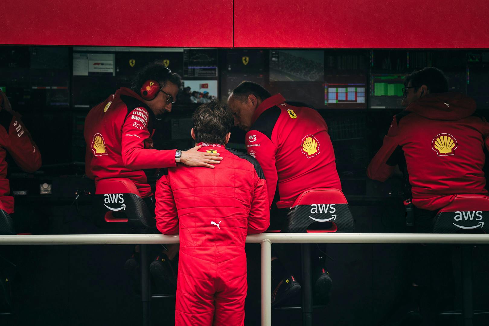 Błąd Ferrari zapewnił Leclercowi kolejną karę na starcie