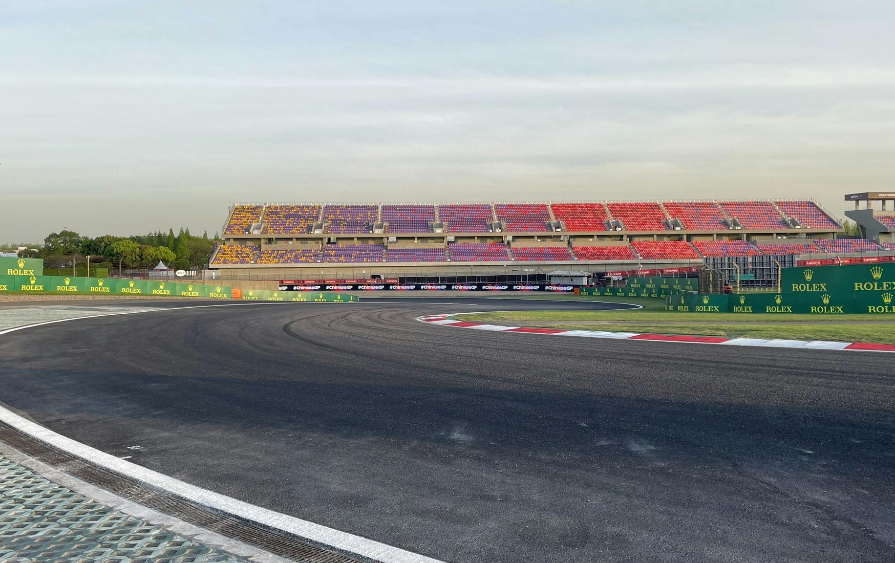 Tajemniczy asfalt zdominował pierwszy dzień na torze F1 w Chinach 