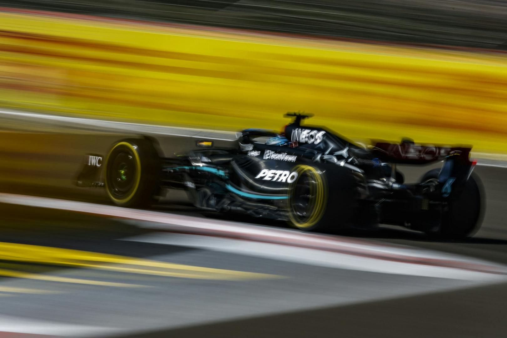 FP1: Mercedesy najszybsze na śliskim torze, kraksa Hulkenberga