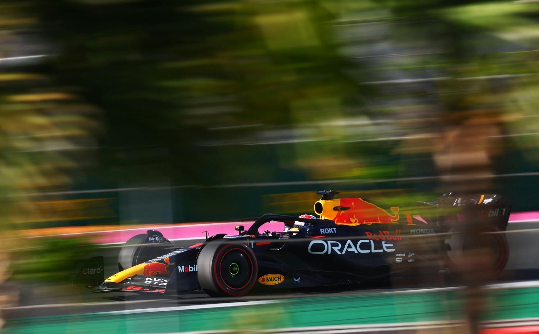 FP1: Duet Red Bulla przed Fernando Alonso