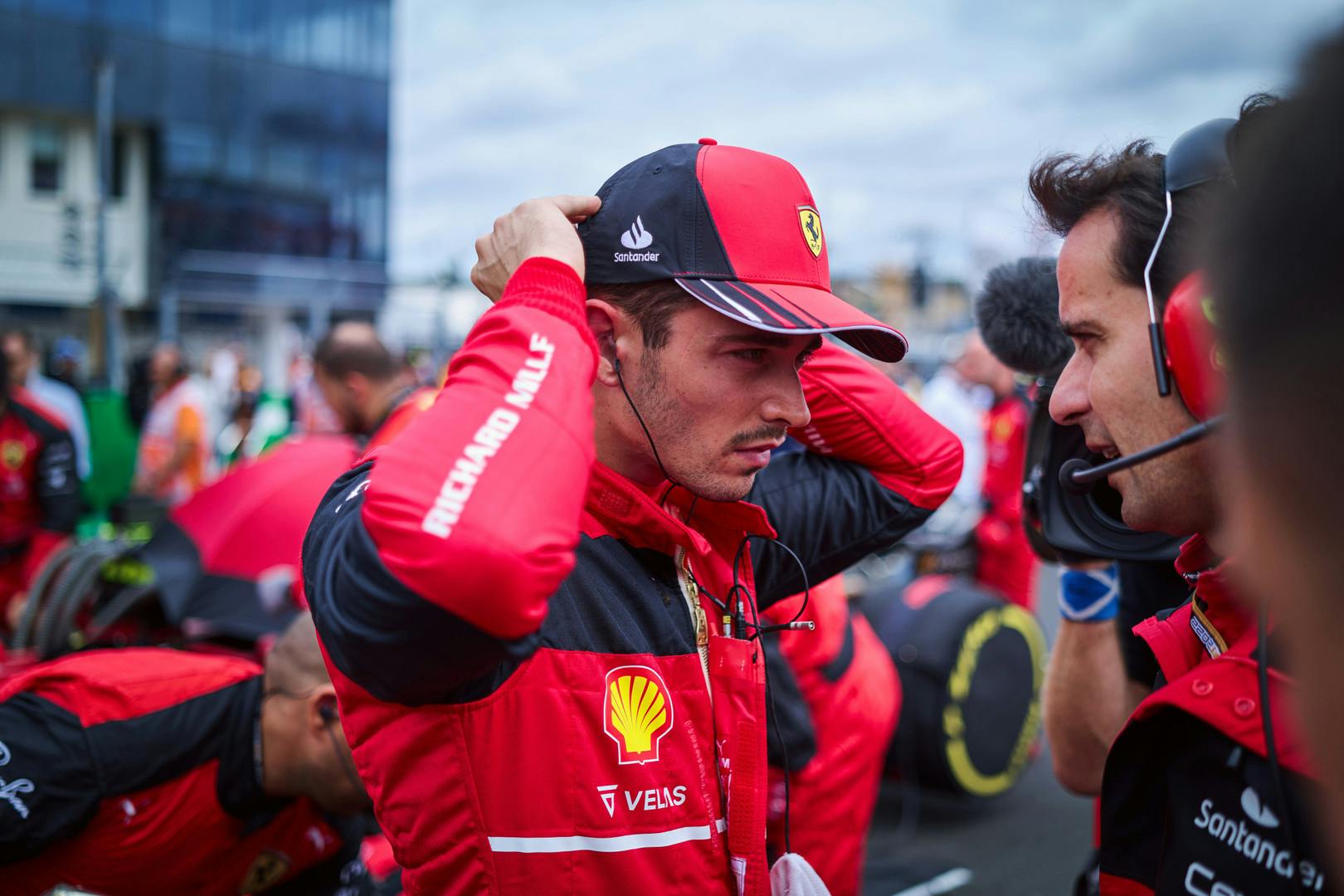 Ferrari wyjaśniło, dlaczego Leclerc dostał twarde opony