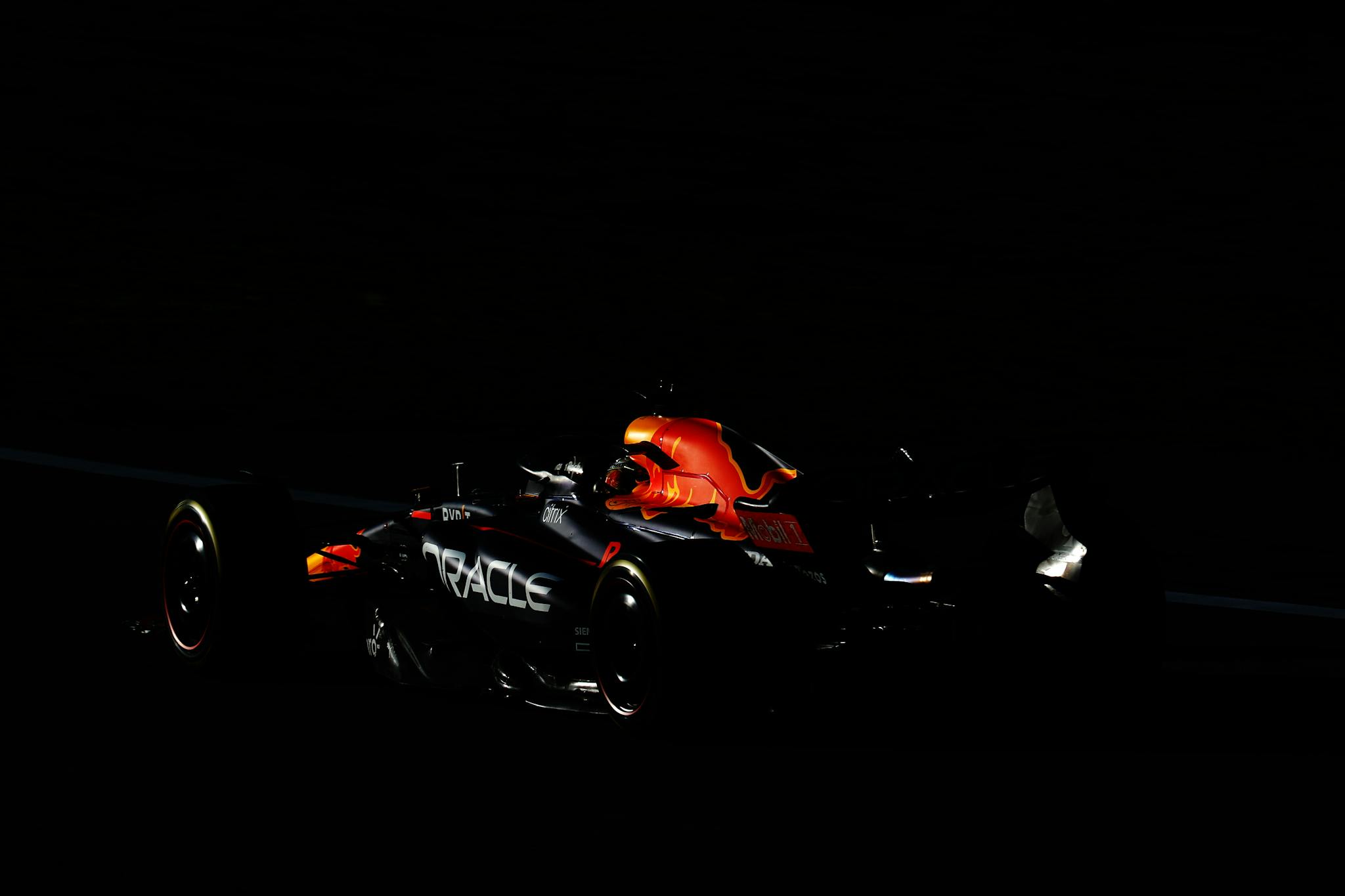 Bolid Verstappena zgasł w Q3. Perez dostał priorytet na kwalifikacje