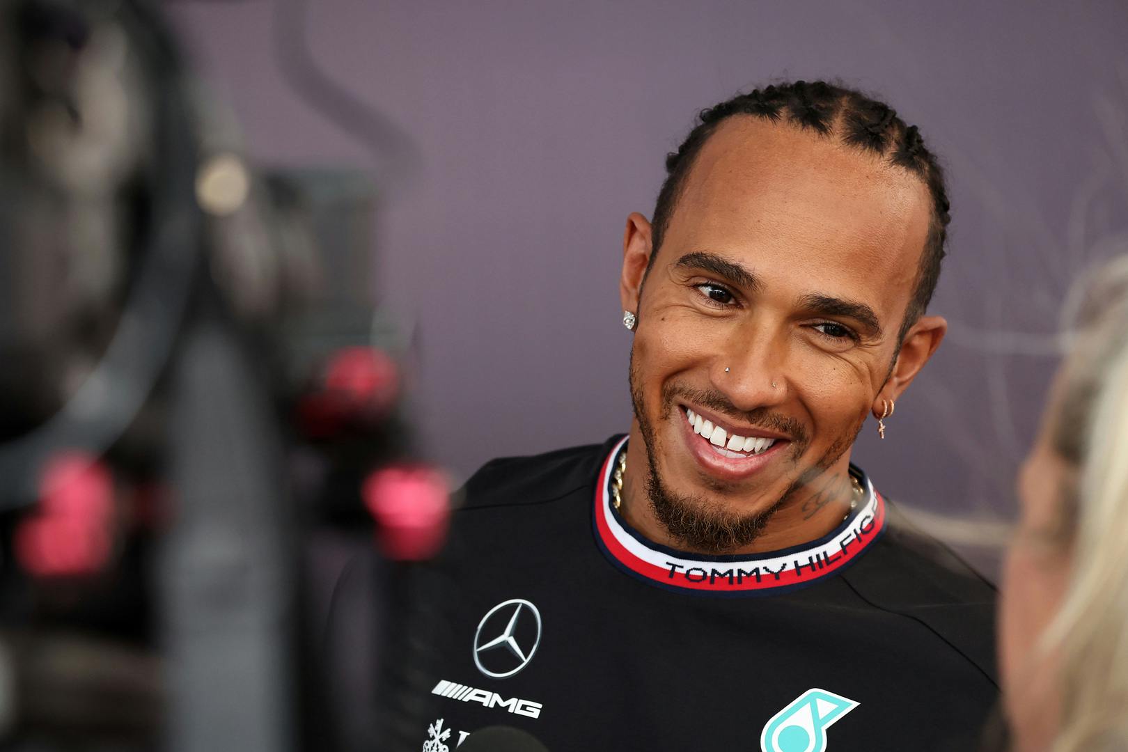 Hamilton uważa, że FIA musi popracować nad wizerunkiem i komunikacją