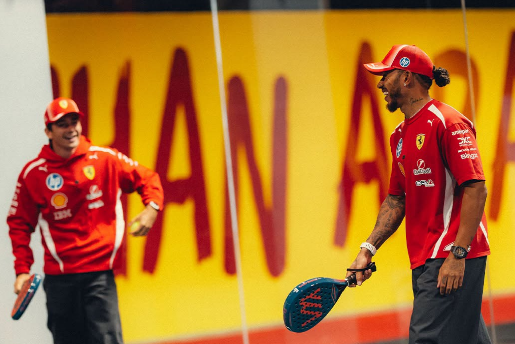 F1: Leclerc i Hamilton gaszą pożar w Ferrari po ostrej walce