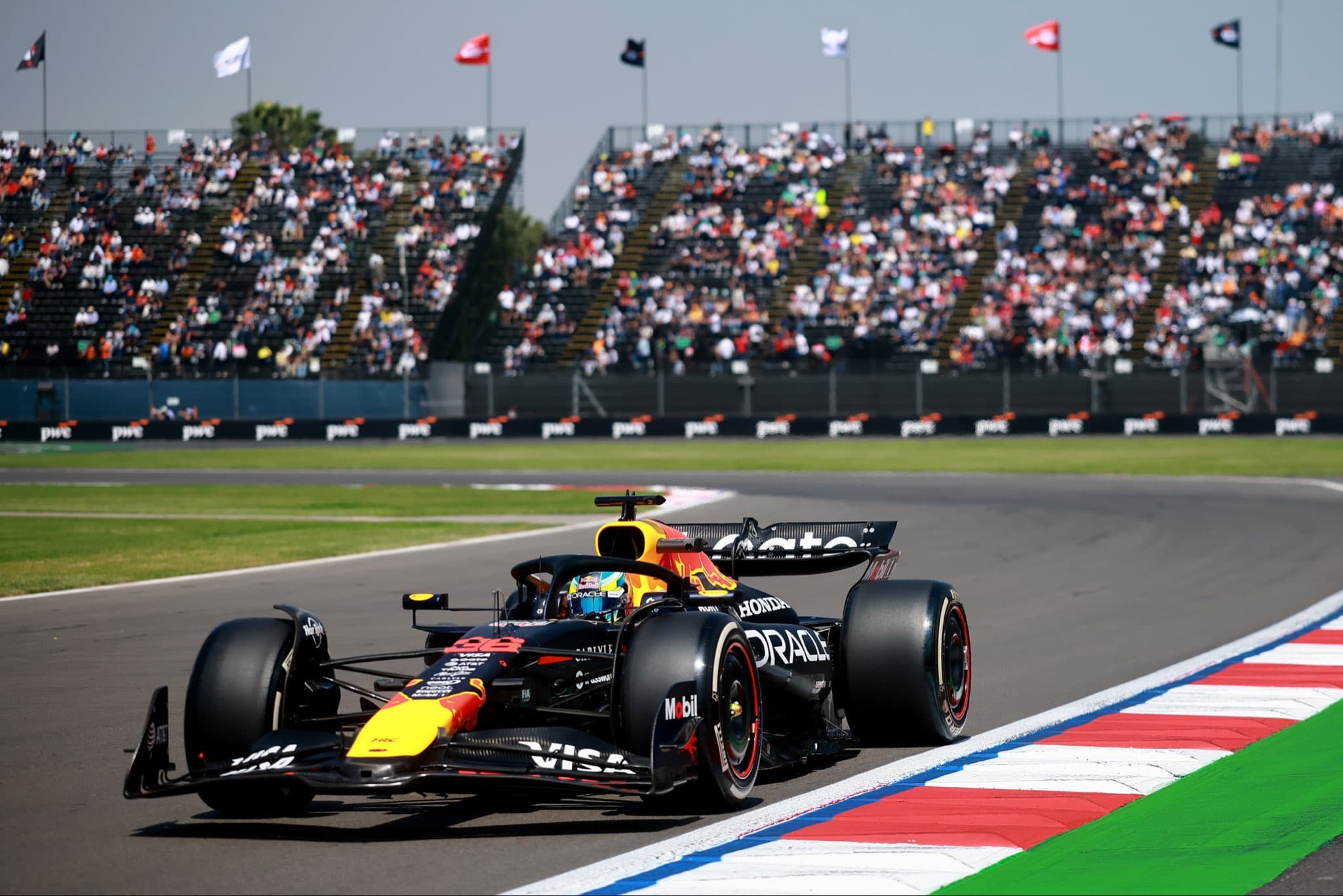Leclerc najszybszy na otwarcie weekendu F1 w Meksyku. Lindblad wyżej od Tsunody