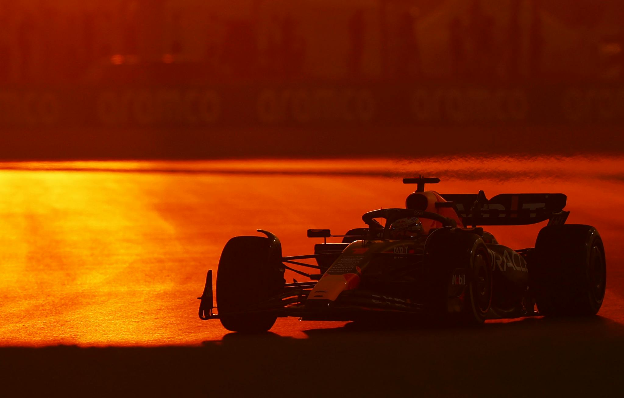 FP1: Verstappen najszybszy w pustynnych warunkach. Wielu kierowców z przygodami