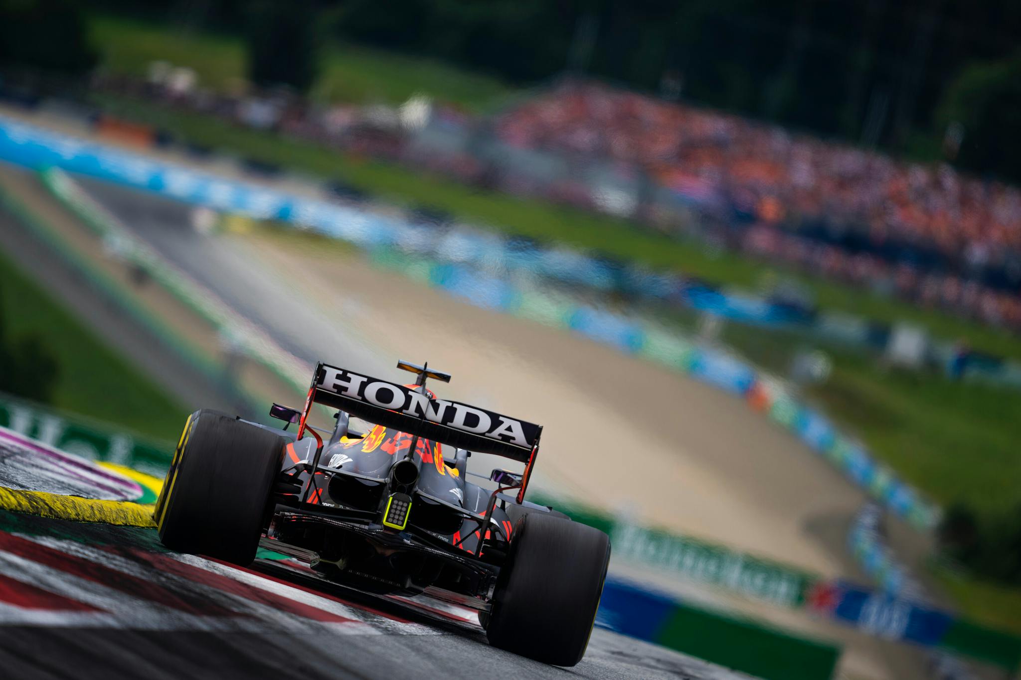 FIA zatwierdziła zmianę tylnych opon w sezonie 2021