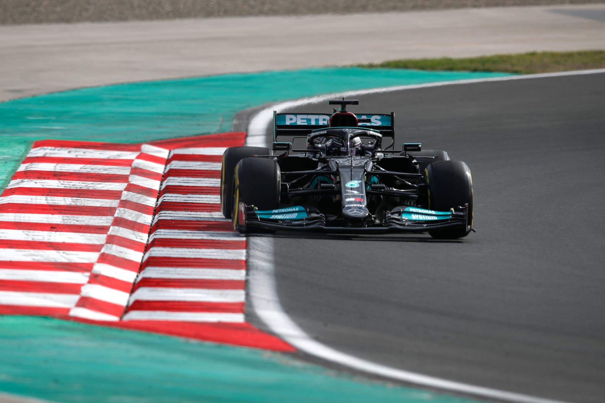 FP2: Hamilton przed Leclerciem i Bottasem. Red Bull z dużą stratą