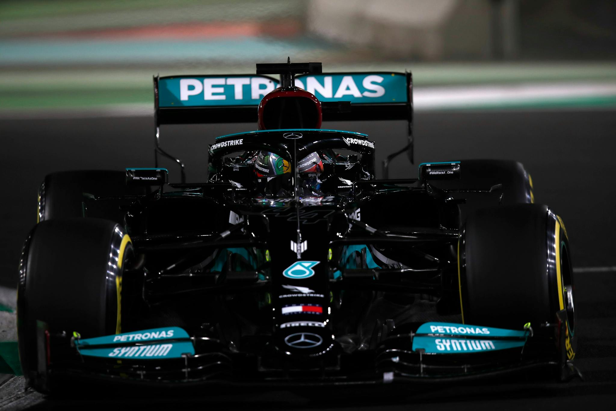 FP2: Potężna kraksa Leclerca, Mercedes szybszy od Red Bulla