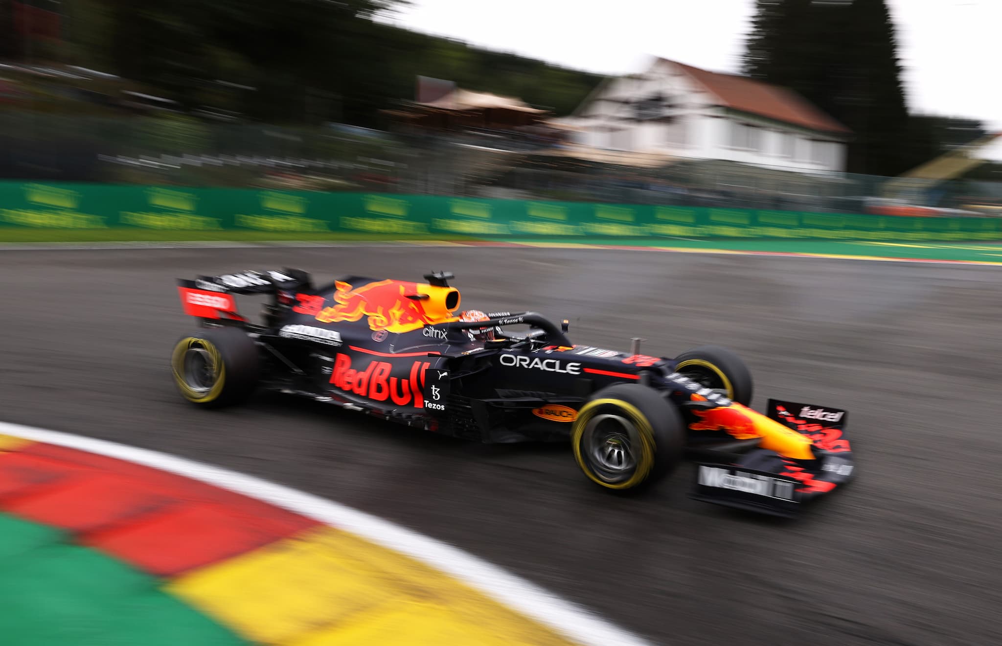 FP2: Verstappen z najszybszym czasem i rozbitym samochodem