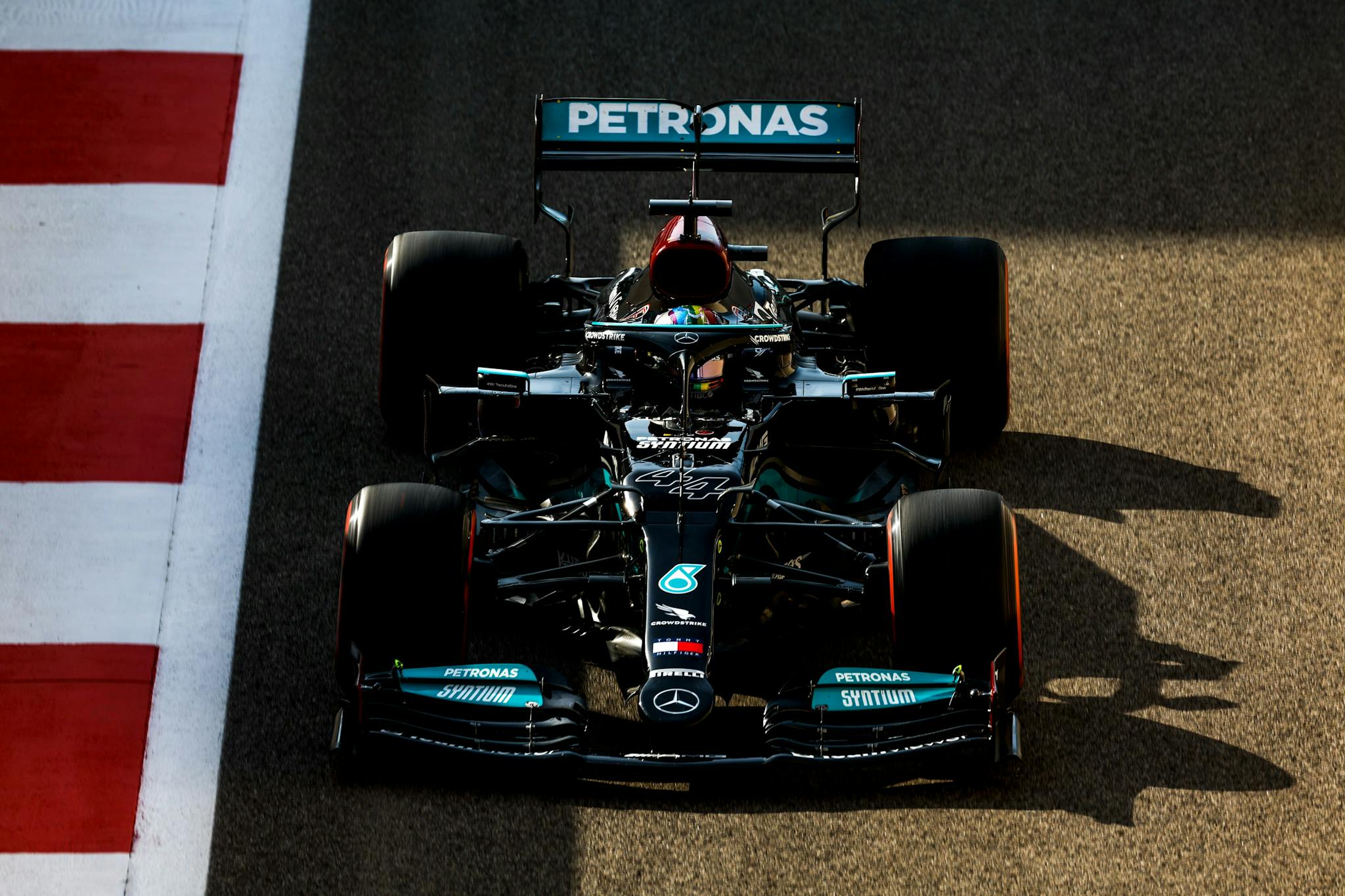 FP2: Hamilton najszybszy, duża kraksa Raikkonena 