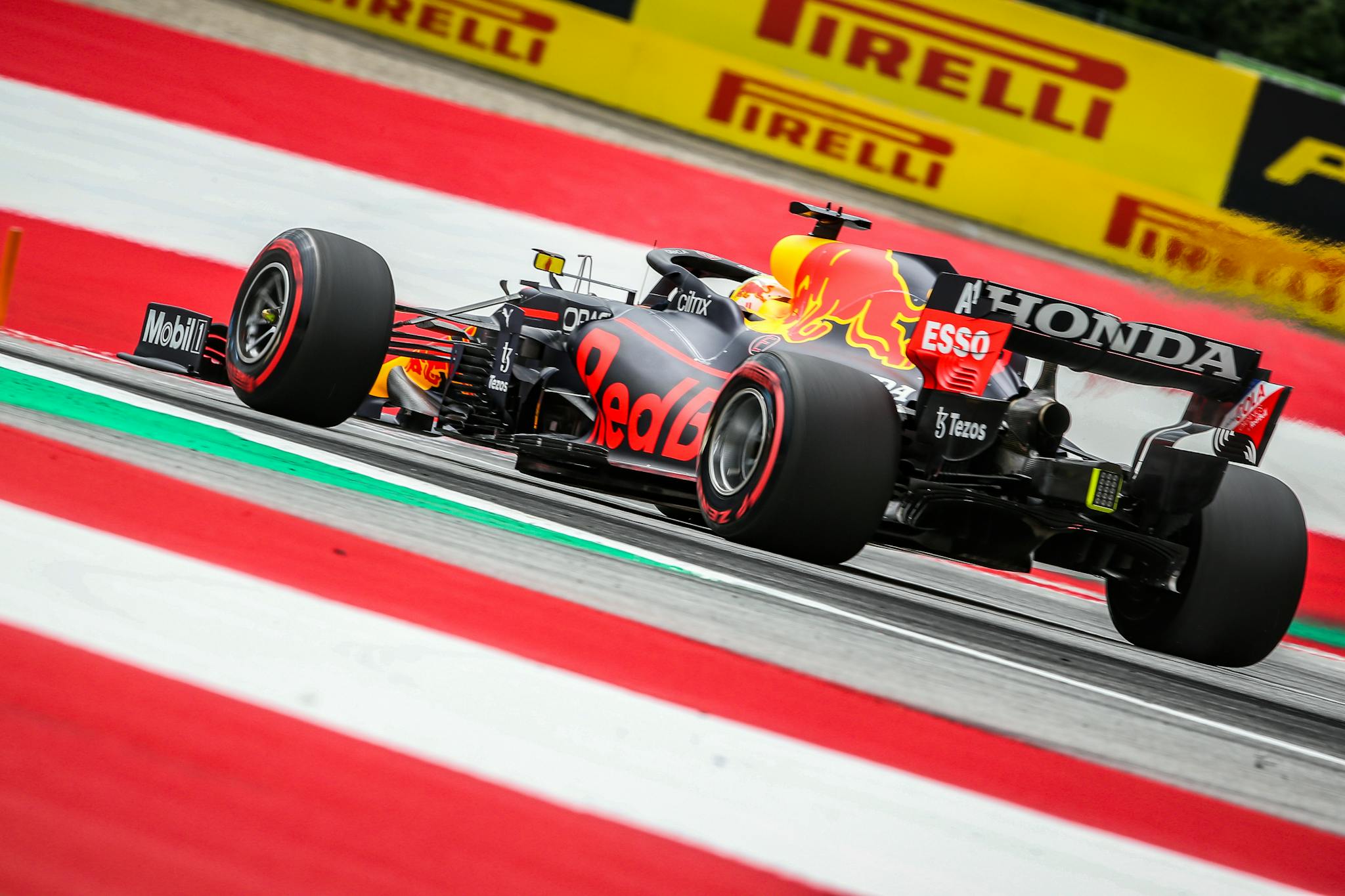 FP3: Fenomenalnie szybki Verstappen, powolne McLareny