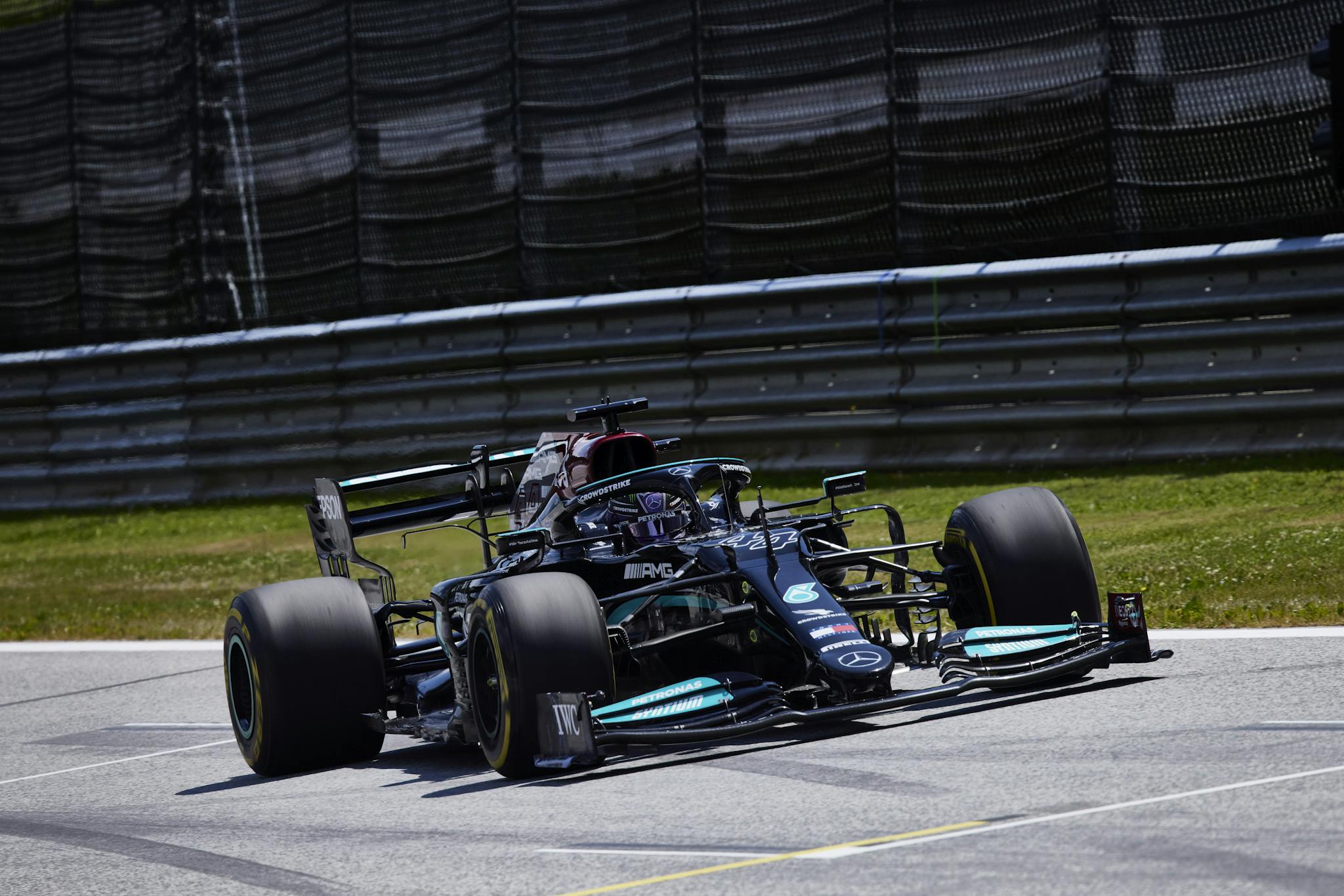 FP3: Hamilton przed Maxem, fatalne McLareny