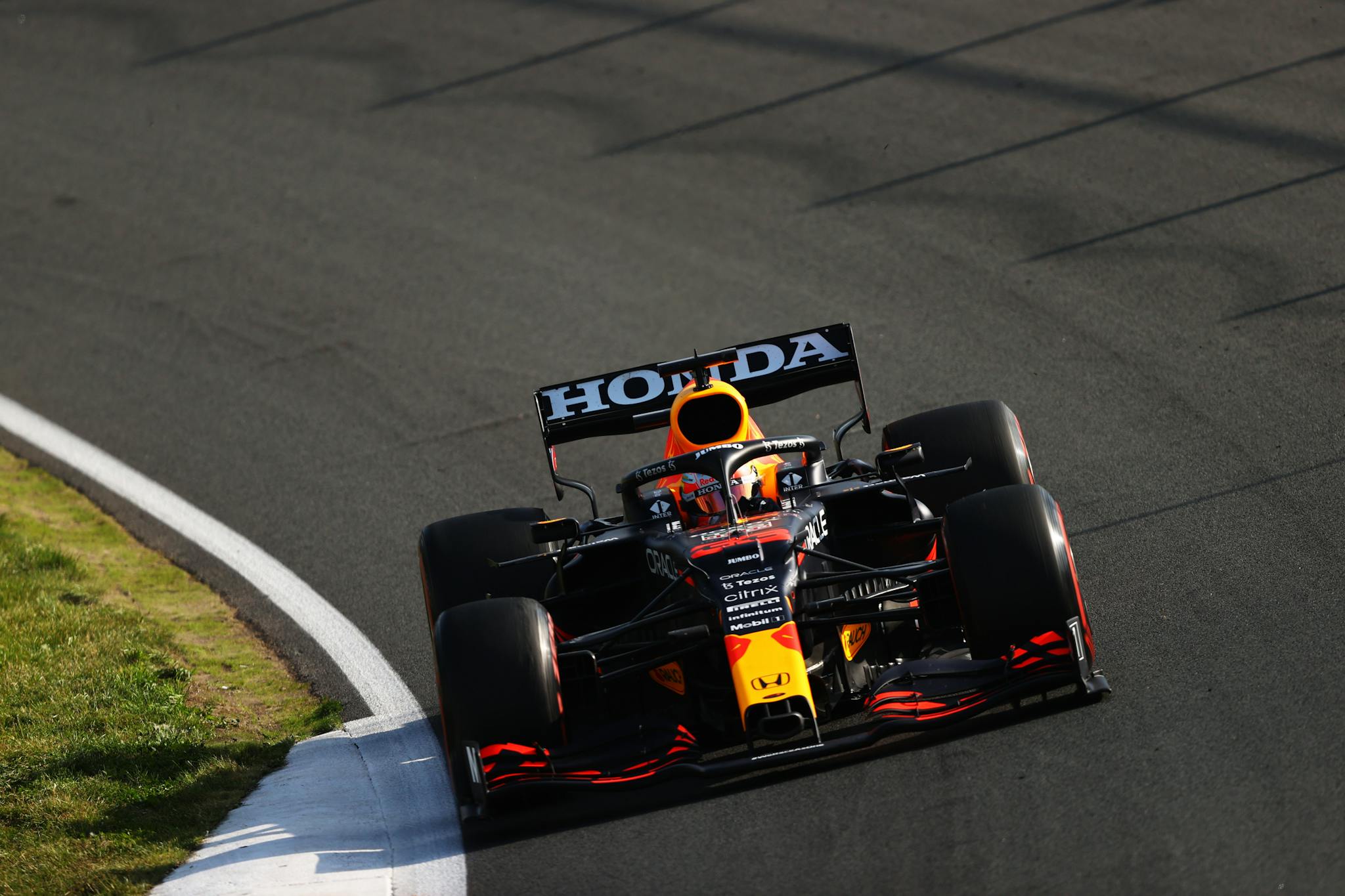 FP3: Verstappen najszybszy, Sainz rozbił swoje Ferrari