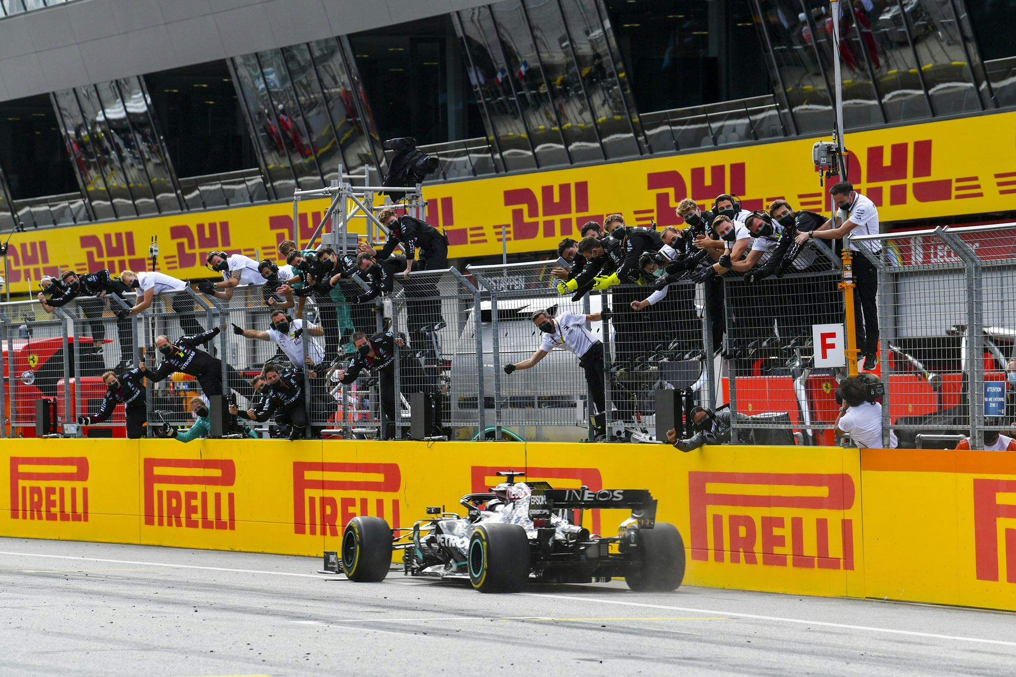 Hamilton dominuje GP Styrii, katastrofa Ferrari