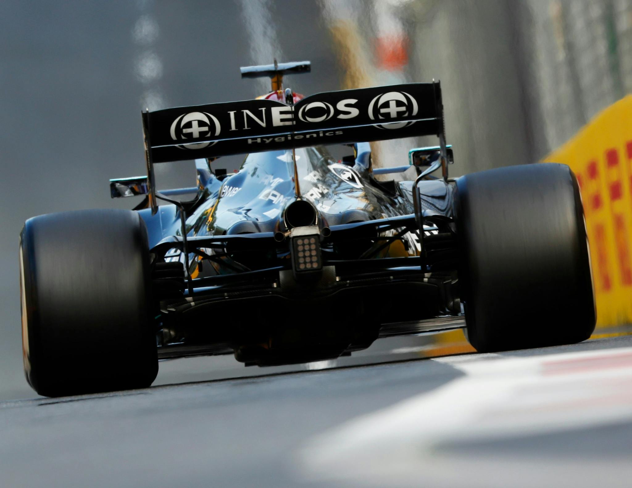 Pirelli odkryło duże uszkodzenia w oponie Hamiltona