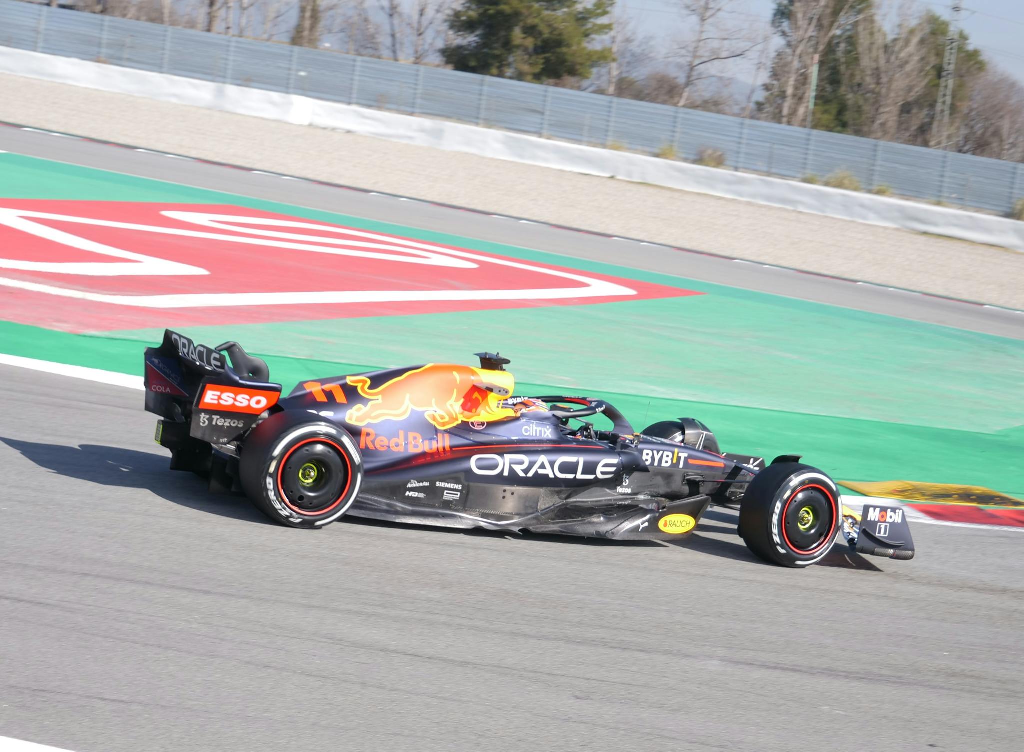 Leclerc najszybszy 2. dnia, problemy Red Bulla
