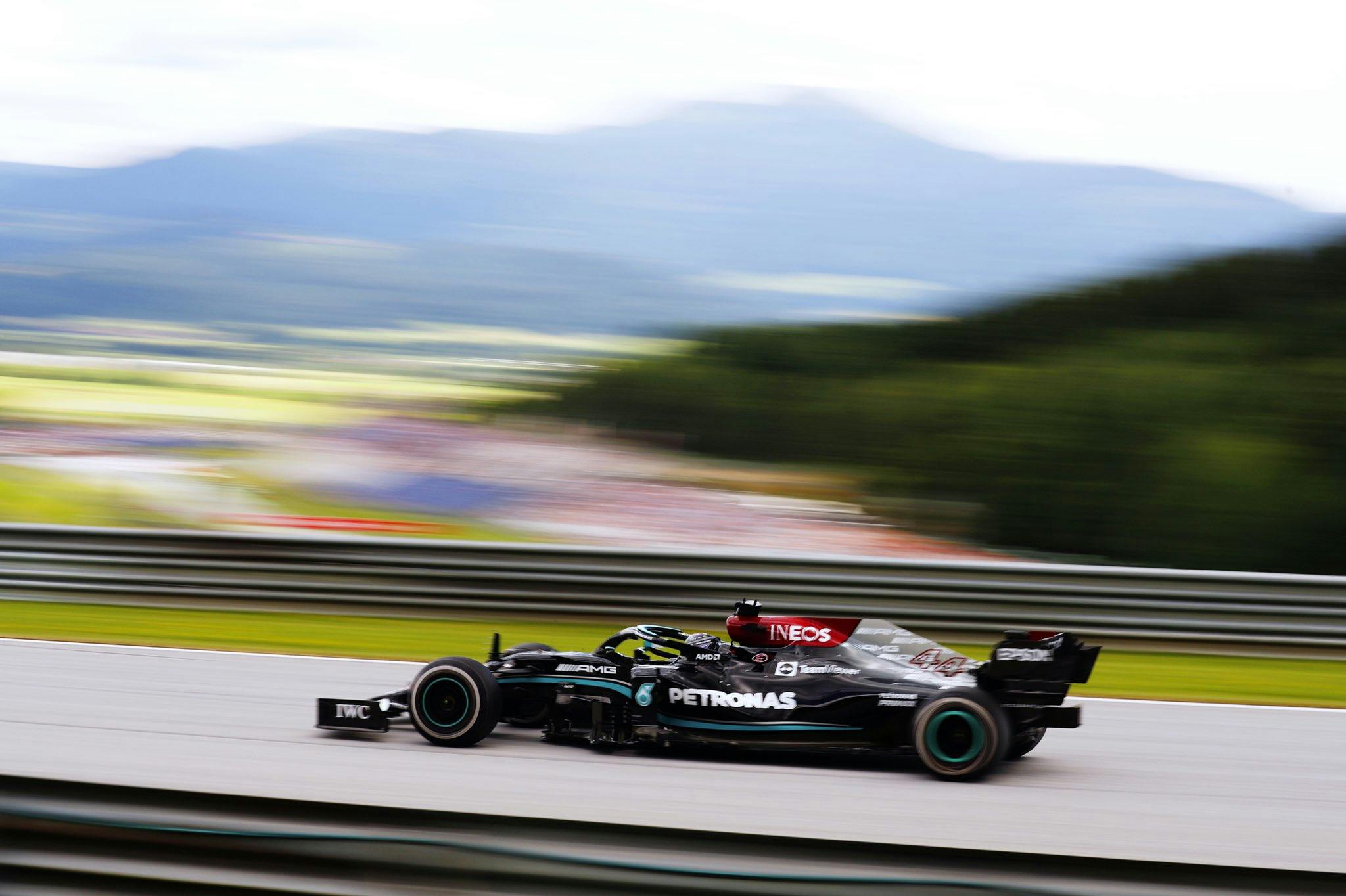 Mercedes kończy rozwój W12 mimo apelu Hamiltona