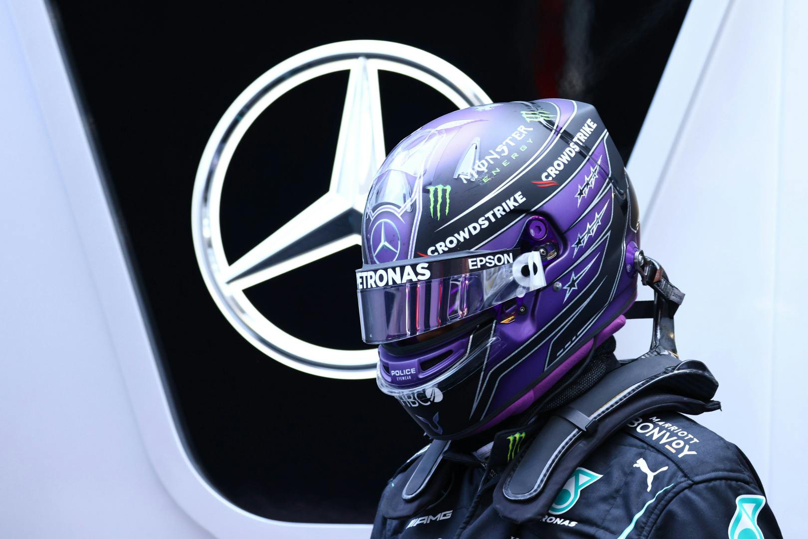 Mercedes ogrywa Red Bulla w boksach, Hamilton triumfuje