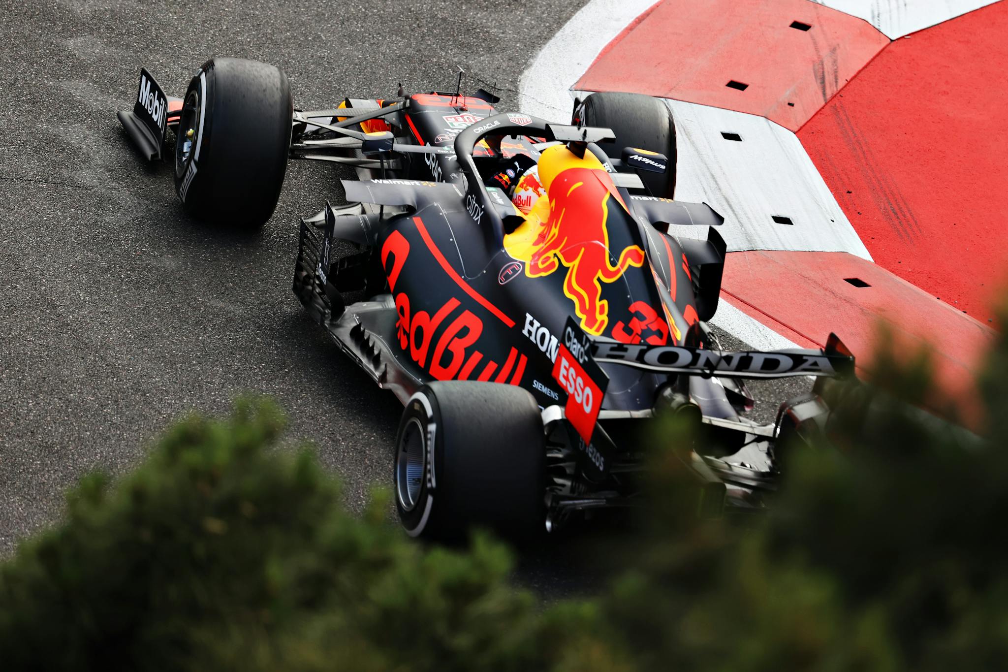 Pirelli potwierdza: Red Bull i Aston kombinowały z ciśnieniami