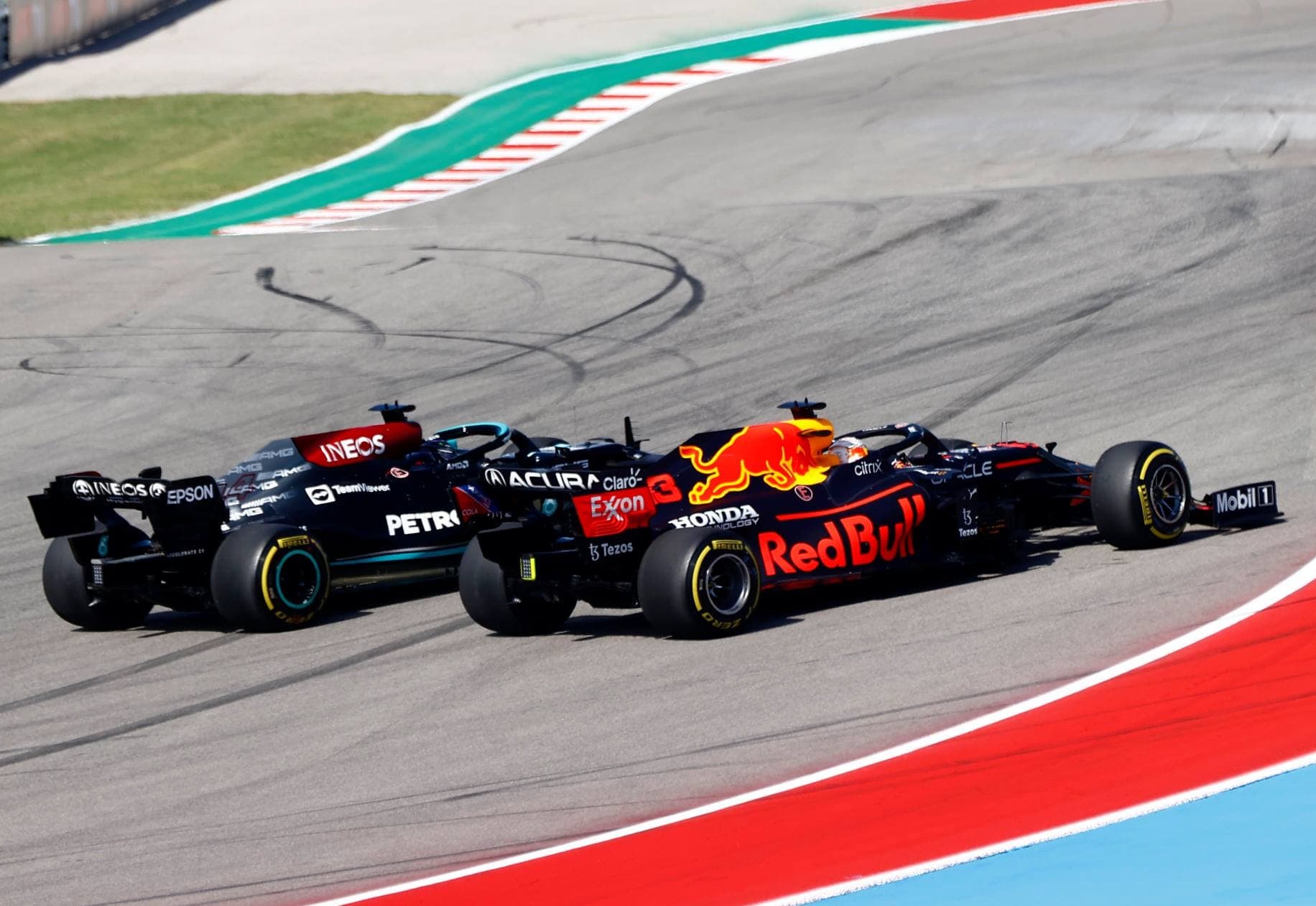 Red Bull czy Mercedes - które auto było szybsze w sezonie 2021?