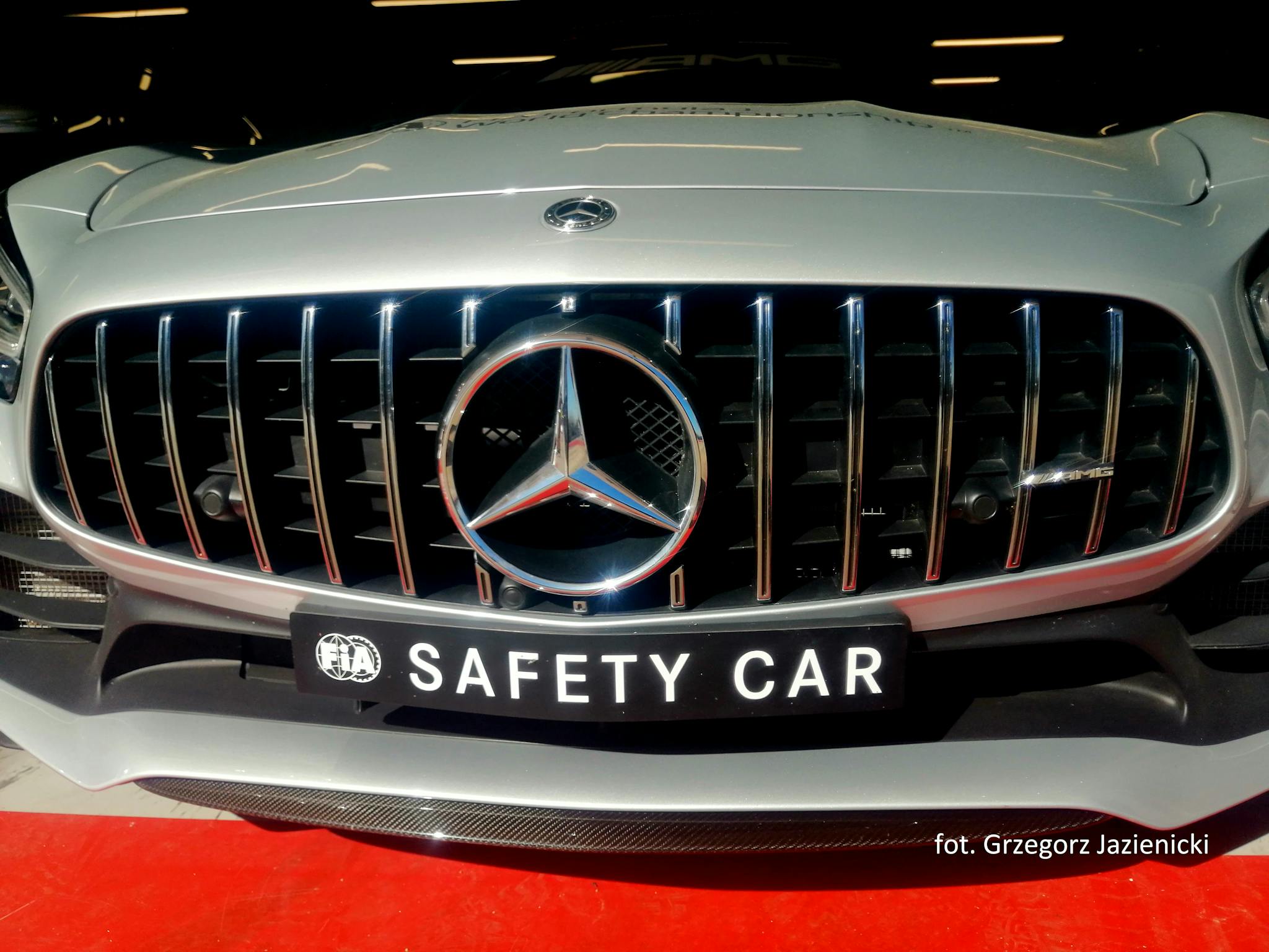 Mercedes wystawił czerwony Safety Car na święto Ferrari