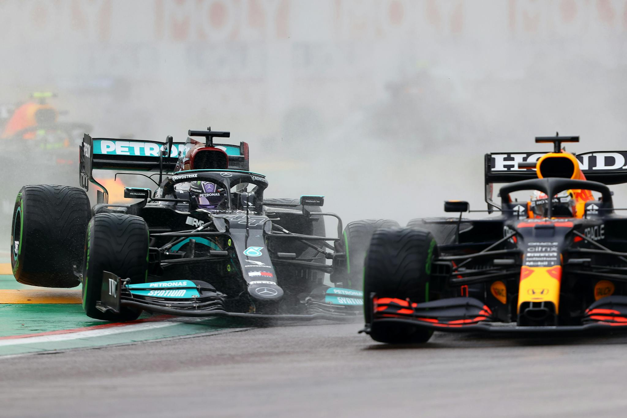 Verstappen vs Hamilton: Kto popełnił więcej błędów w 1. połowie sezonu?