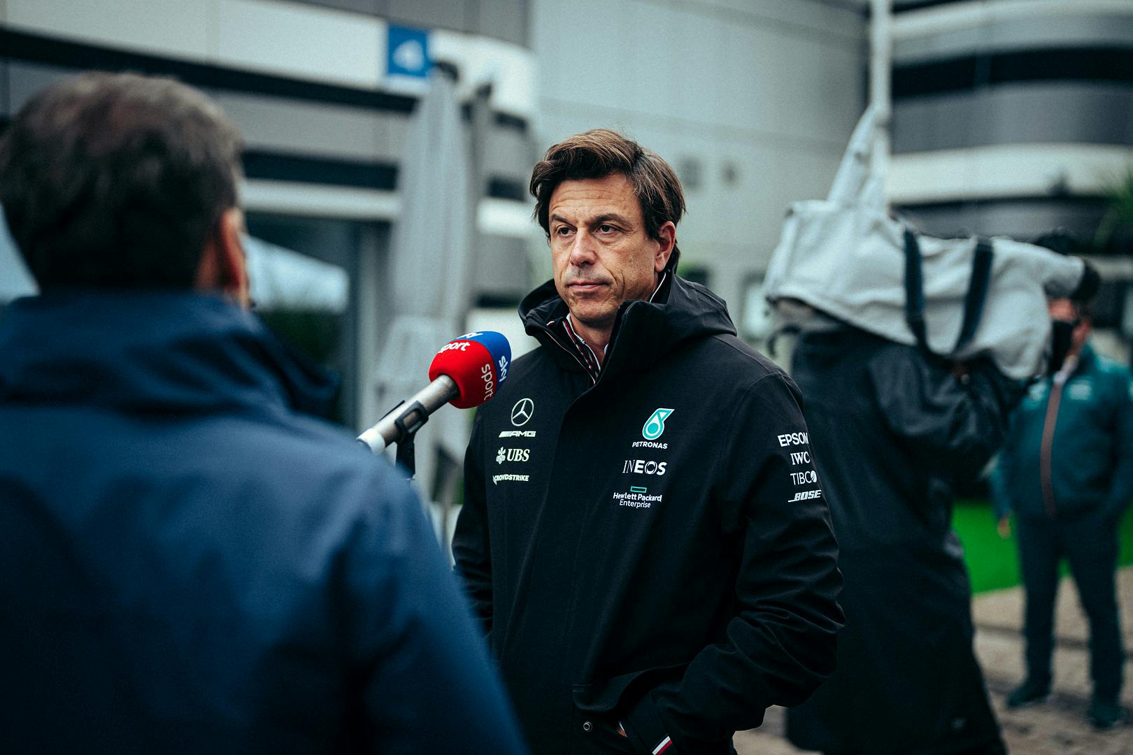 Wolff wściekły na FIA za ciągłe ciosy w twarz Mercedesa